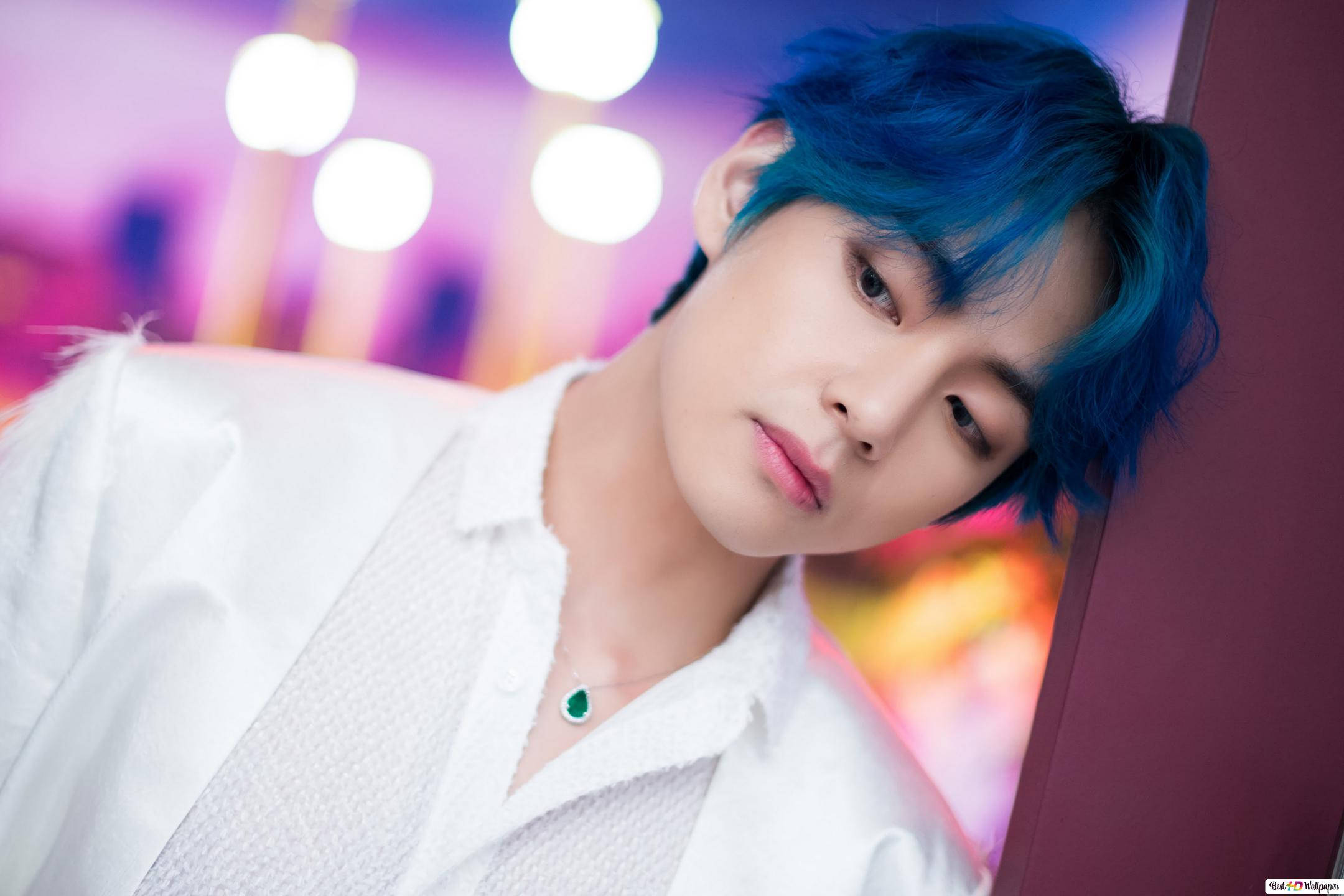 BTS V 倚牆照 壁紙