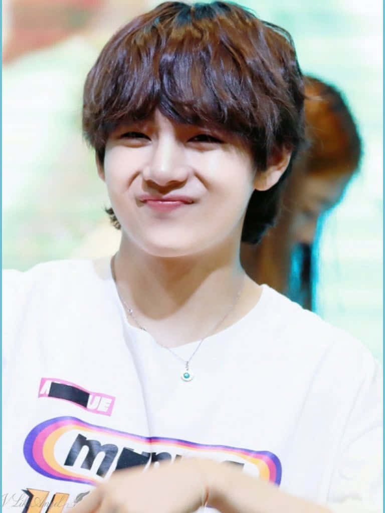BTS V 展現自信微笑 壁紙
