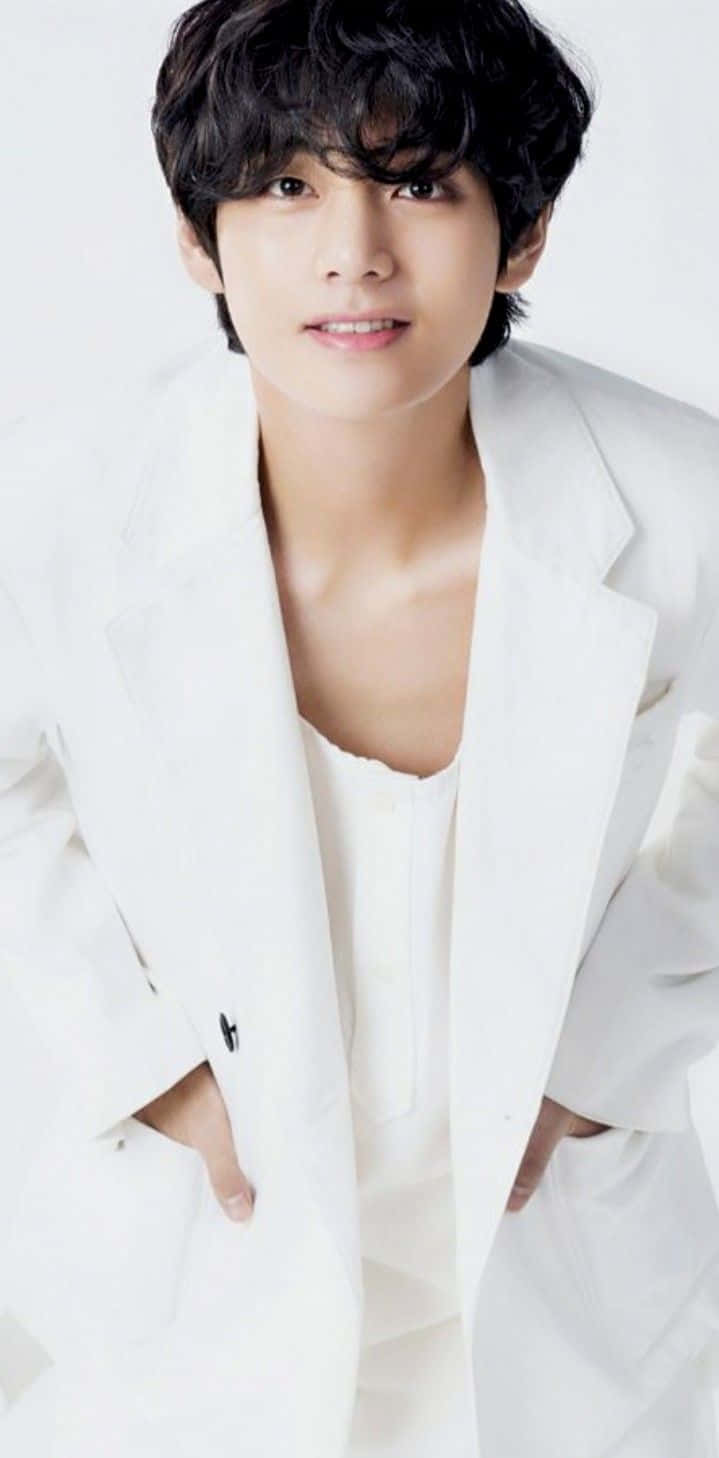 BTS V 展現自信時尚風格 壁紙