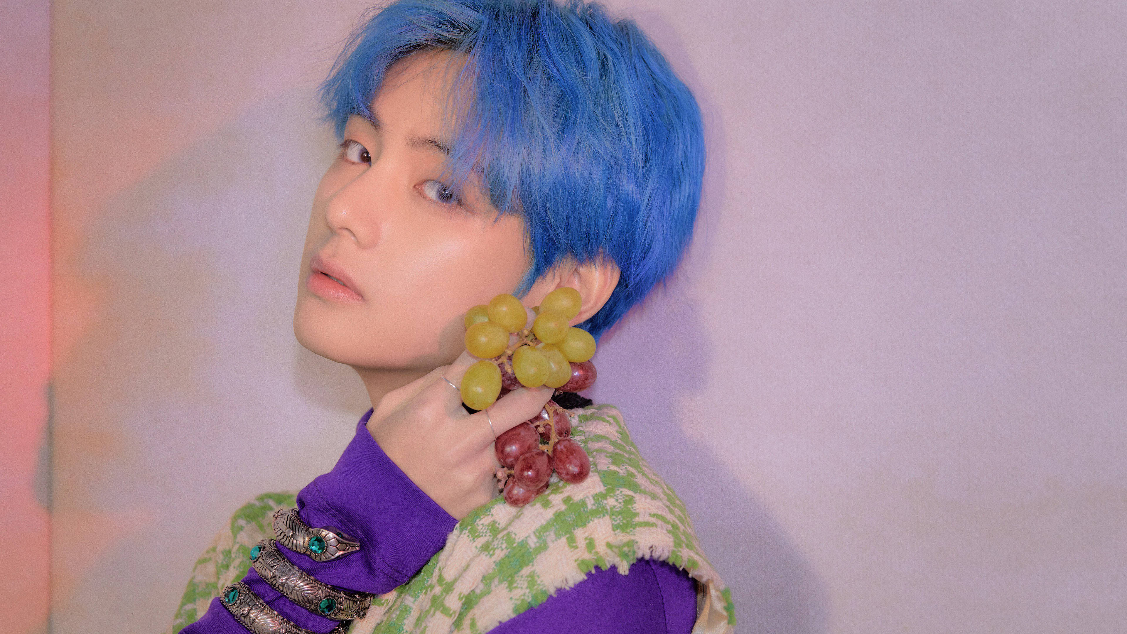 BTS V 手捧葡萄 壁紙
