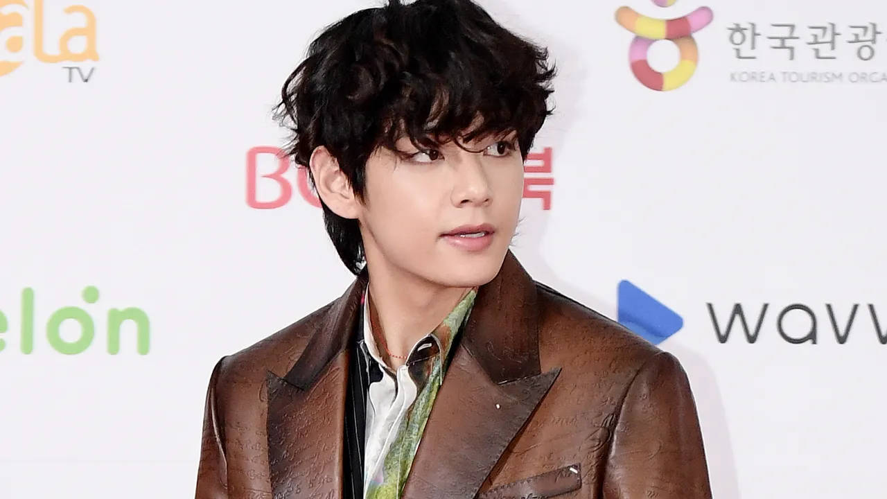 BTS V 棕色皮衣 壁紙