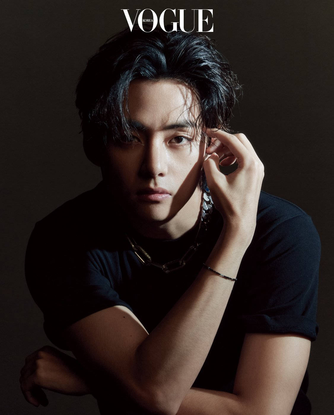 BTS V 穿著黑襯衫的時尚雜誌拍攝 壁紙