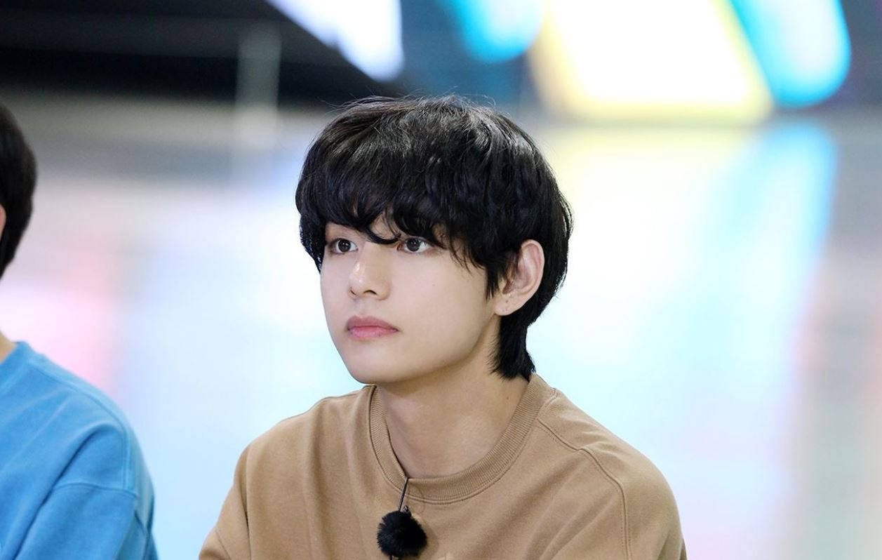 BTS V 身穿棕色襯衫 壁紙