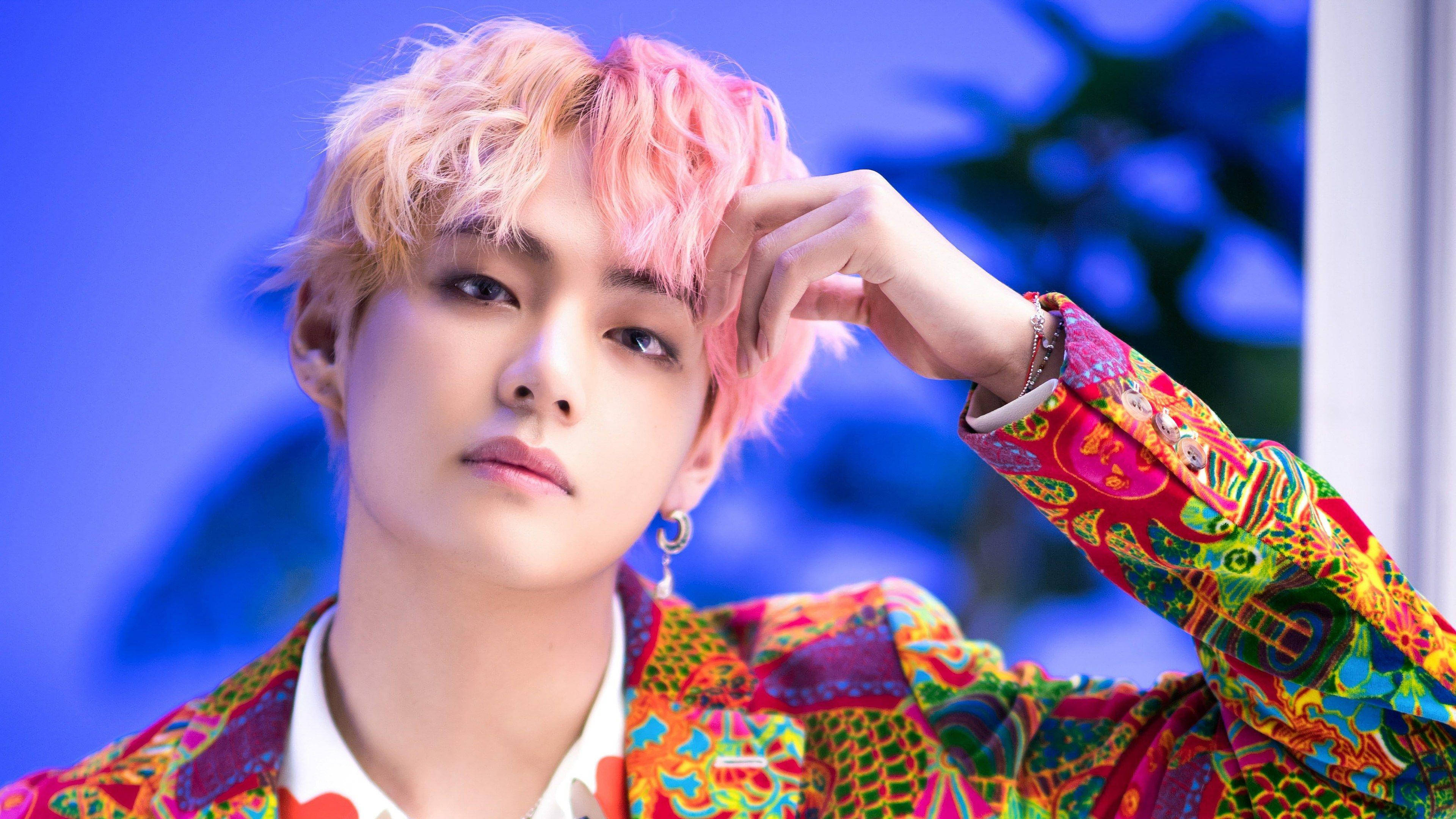 BTS V 身著彩色西裝 壁紙