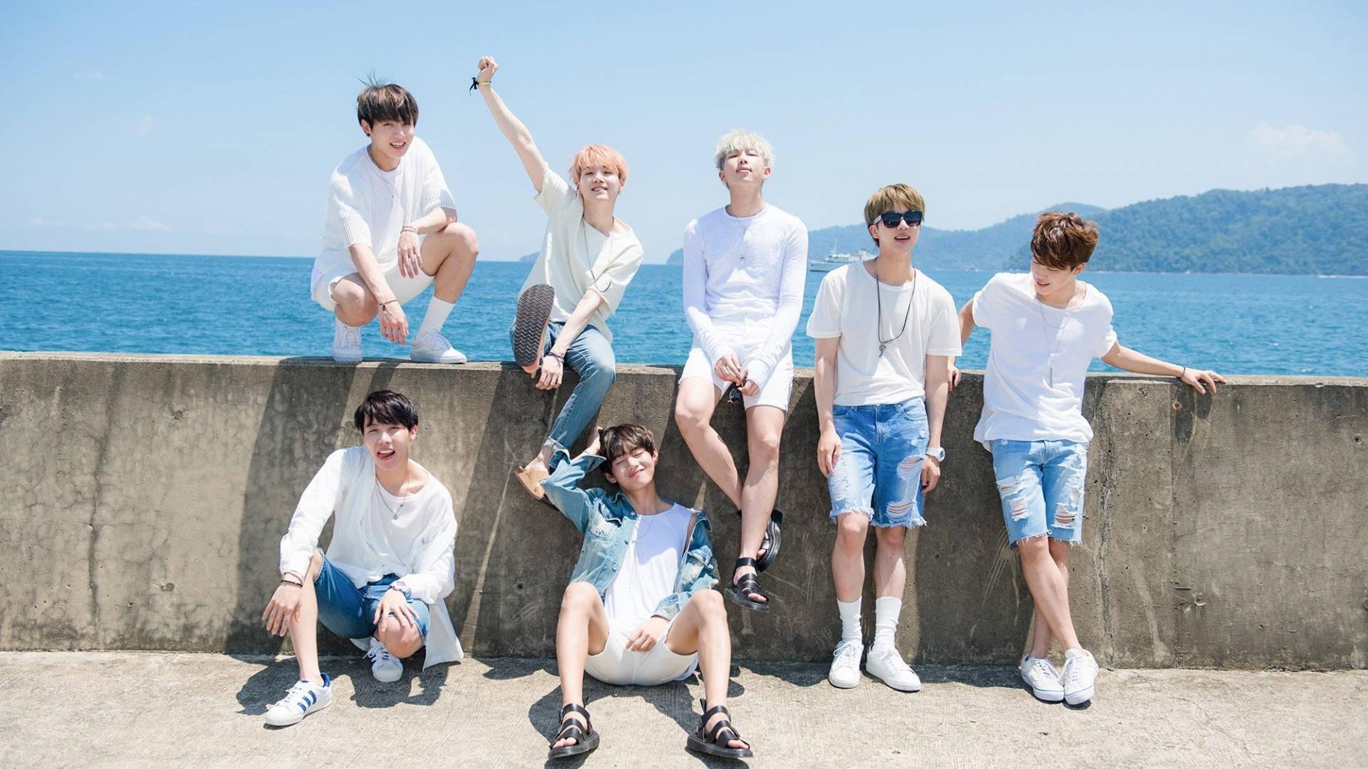 BTS 海邊團體合照 壁紙