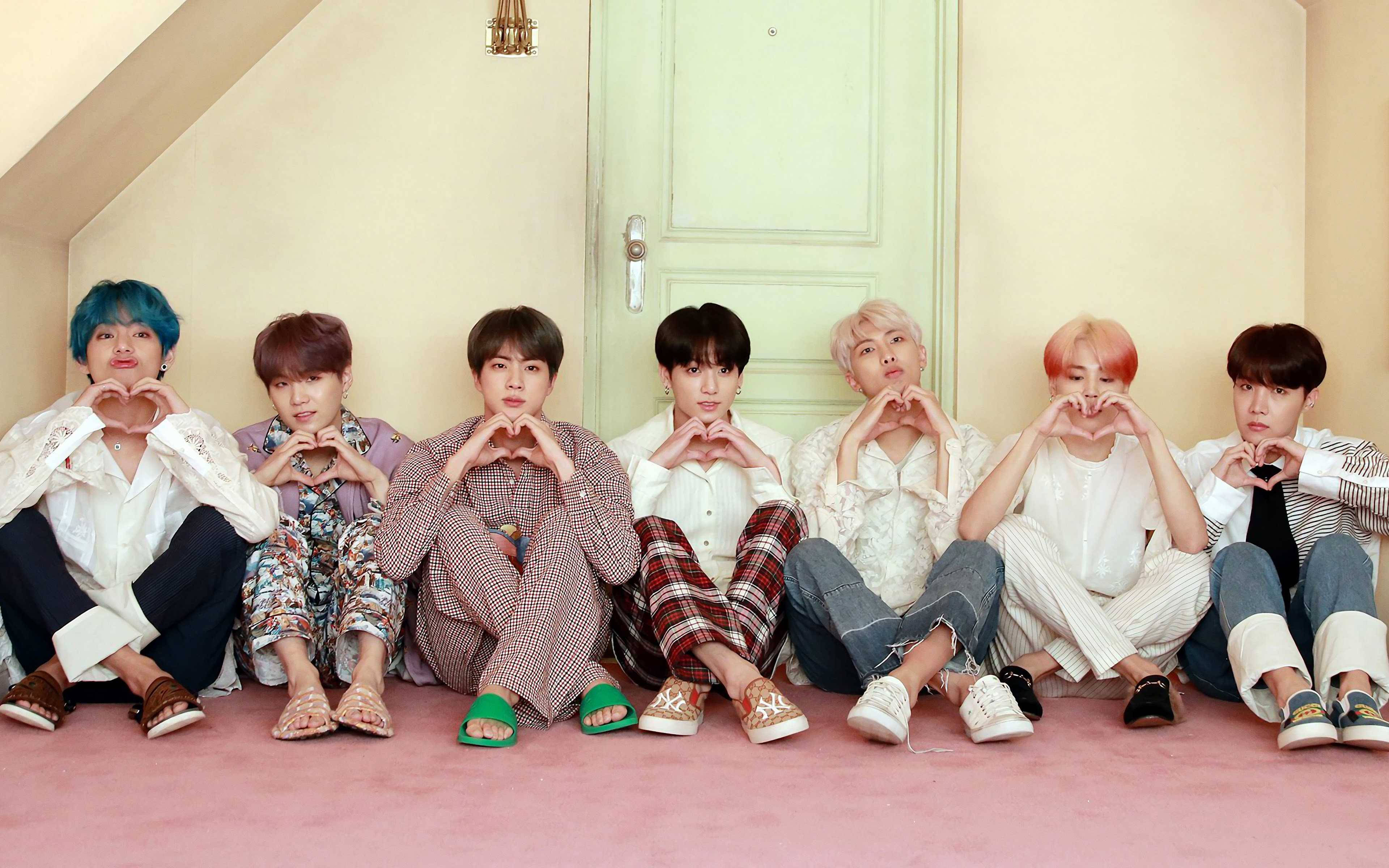 BTS 桌面心形手势门边壁纸 壁紙