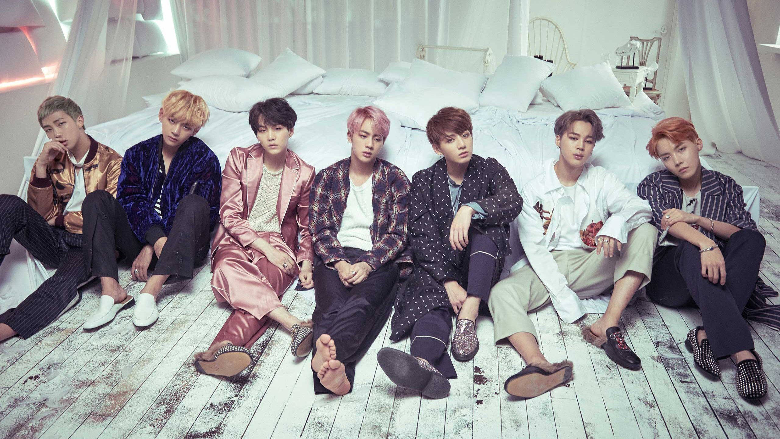 BTS成员床边笔记本电脑旁 壁紙