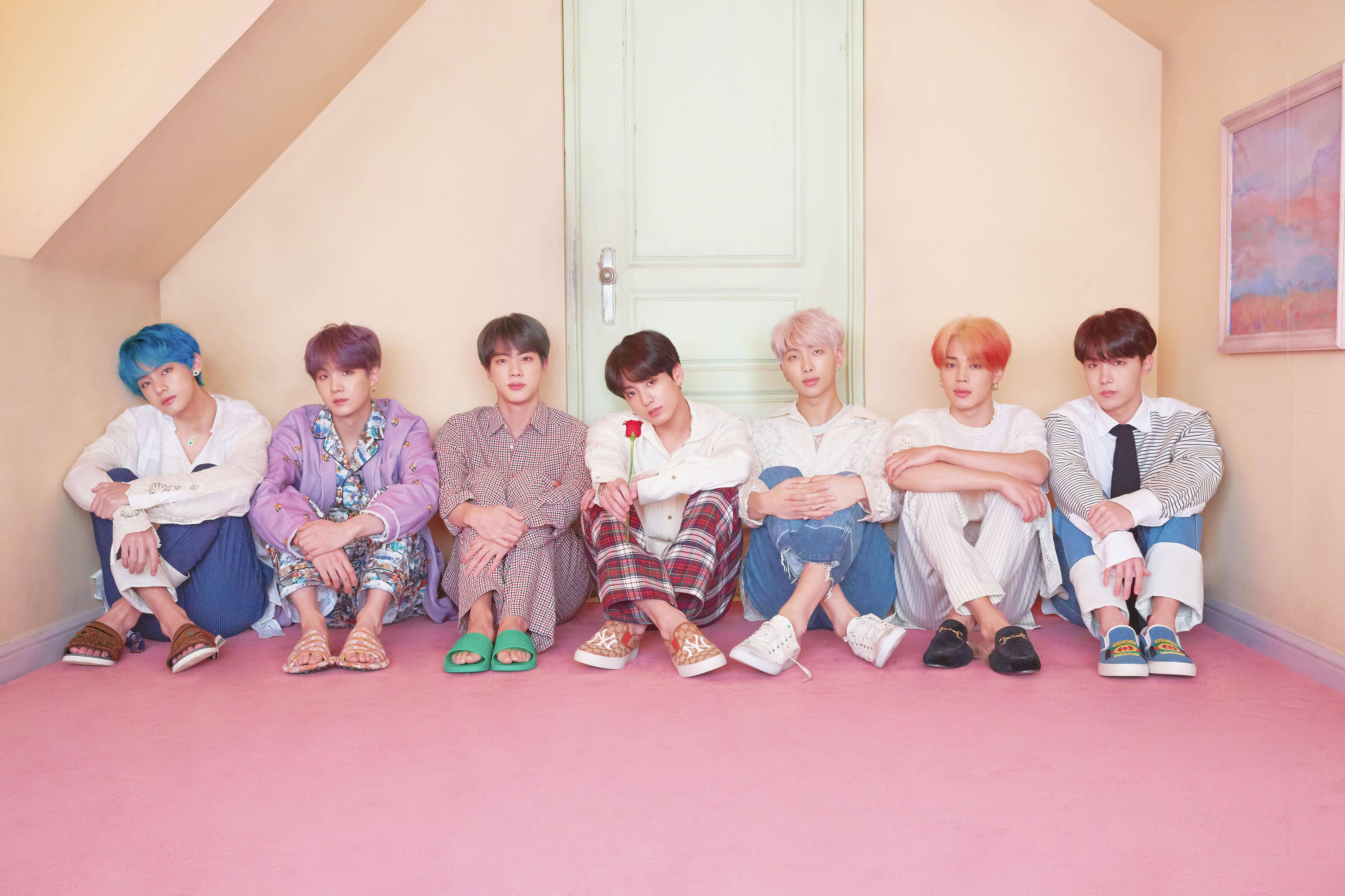 BTS桌面 成員坐在門前 壁紙
