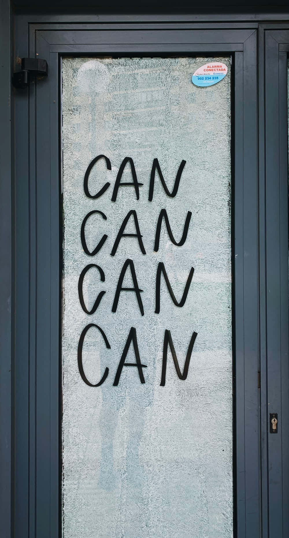 玻璃门上写着Can Can字样 壁紙