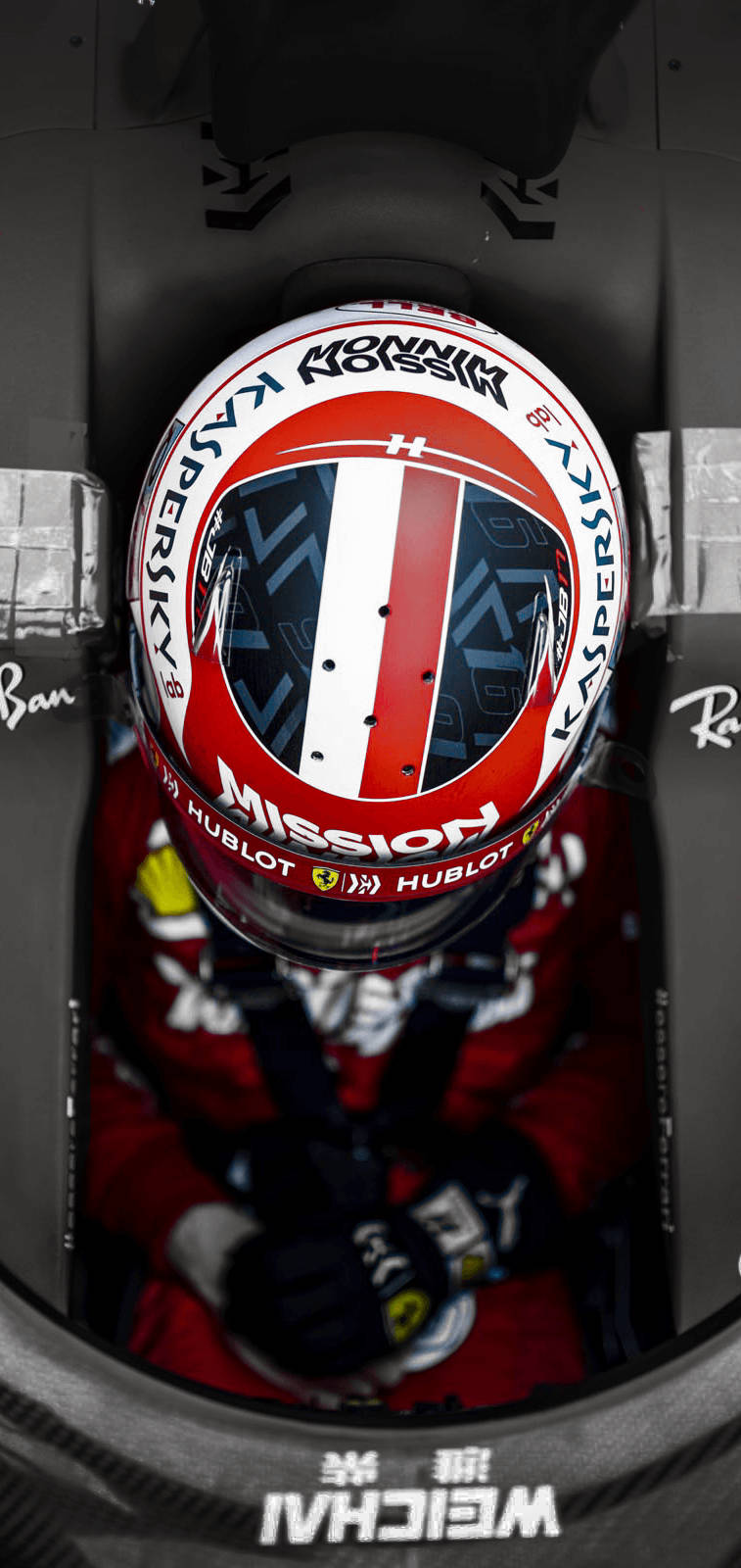 Charles Leclerc 戴安全帽坐於F1賽車中 壁紙