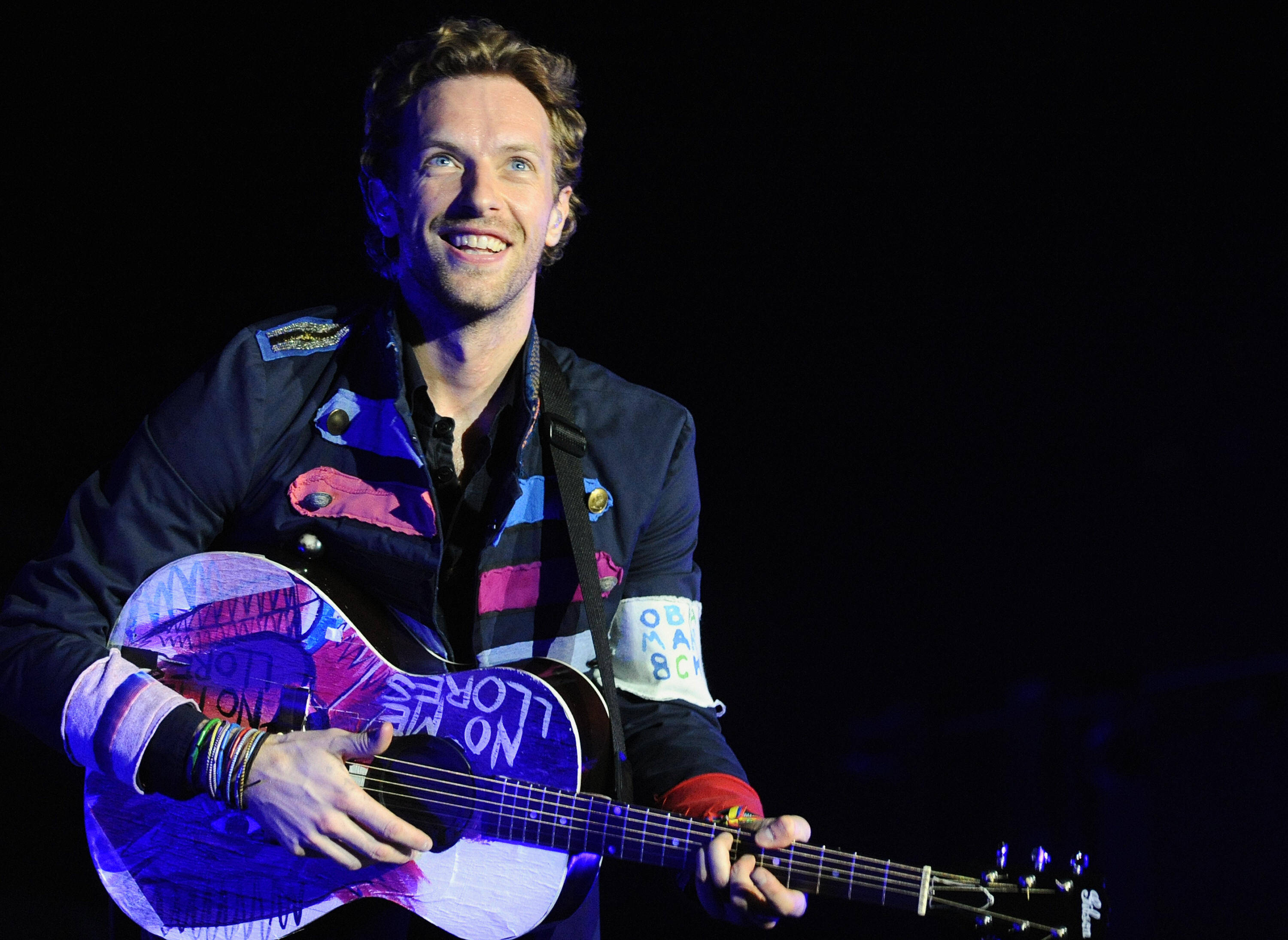 Chris Martin 黑色背景 壁紙