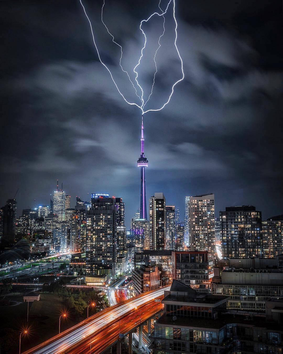 CN Tower 闪电击中 壁紙