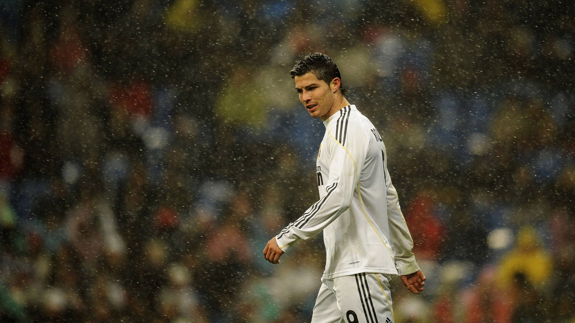 CR7 雨中足球賽 HD 壁紙
