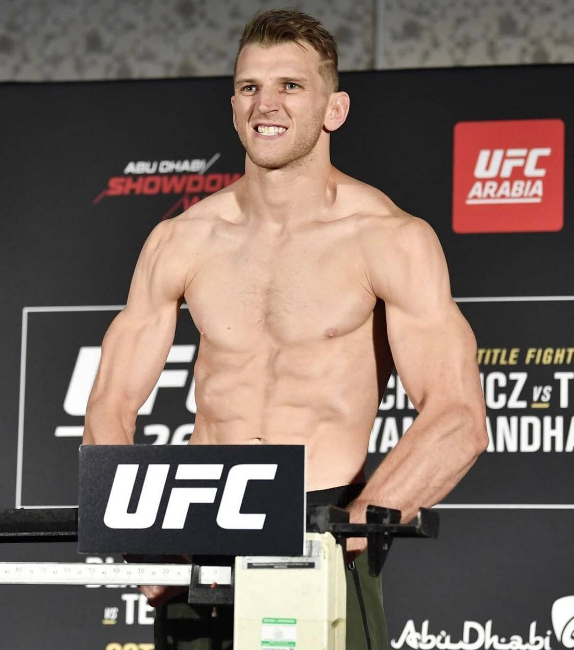 Dan Hooker 在秤上微笑 壁紙