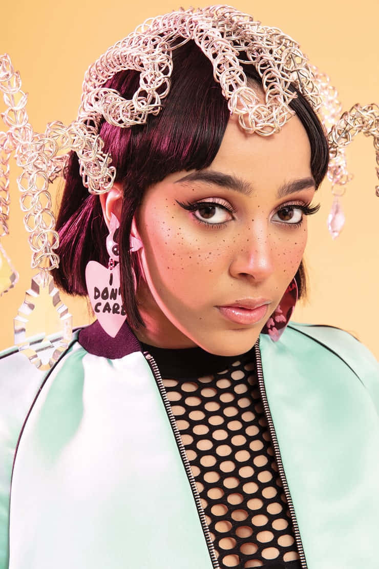 Doja Cat 身披復古長裙，俯瞰城市天際線 壁紙