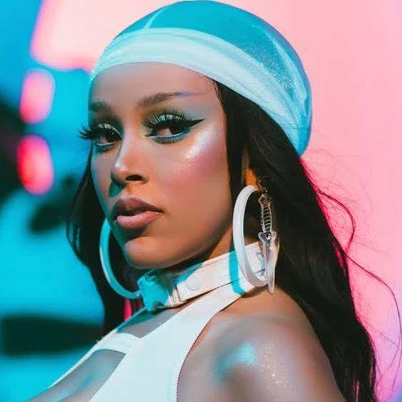 Doja Cat 展現她充滿活力的風格 壁紙