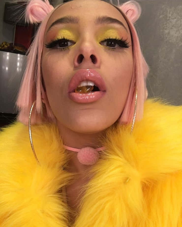 Doja Cat 身穿誇張藍色皮草大衣，時尚感十足 壁紙