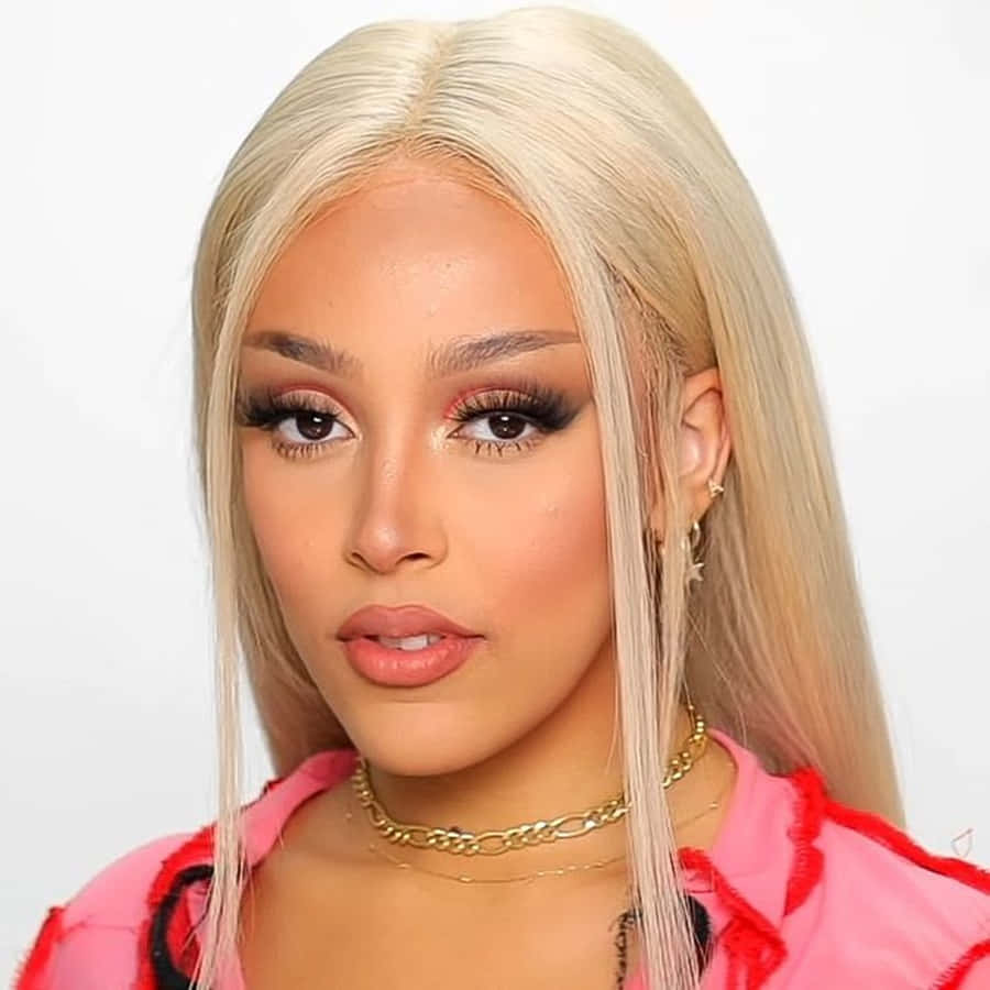 「Doja Cat 在舞台上以耀眼演出展現標誌性風格。」 壁紙