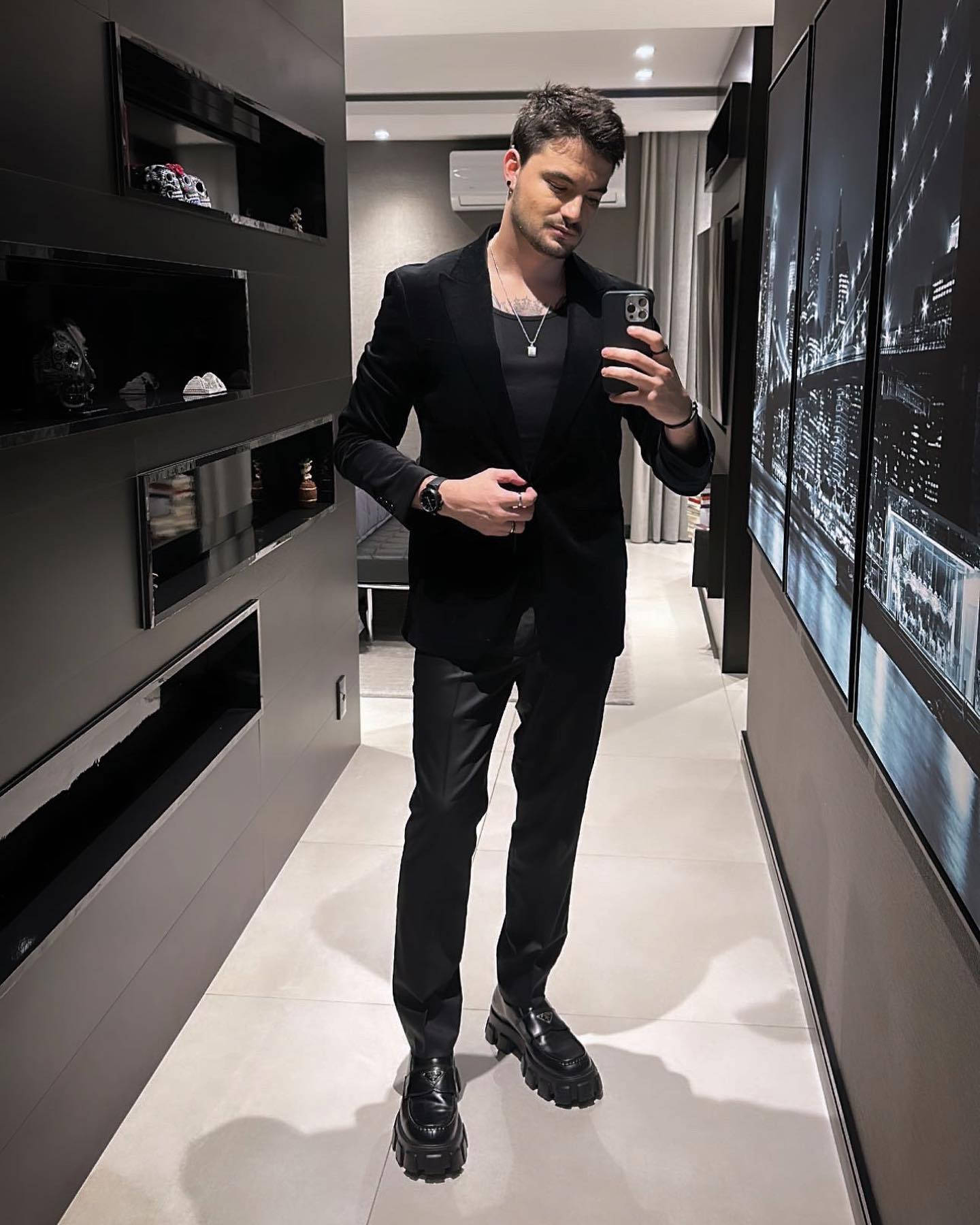 Felipe Neto 优雅黑衣造型 壁紙