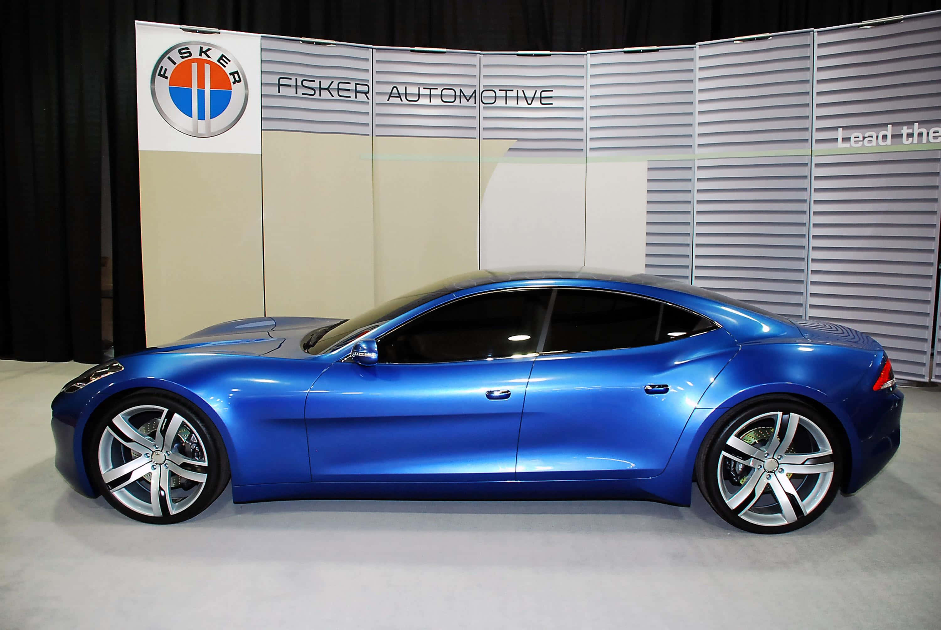 Fisker Karma 电动车在开阔道路上行驶 壁紙