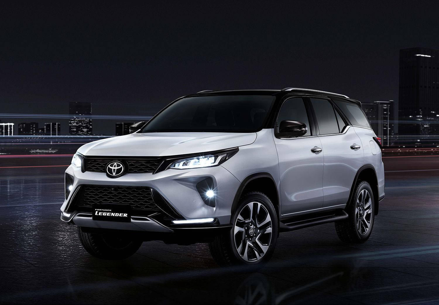 豐田Fortuner Legender珍珠白 壁紙