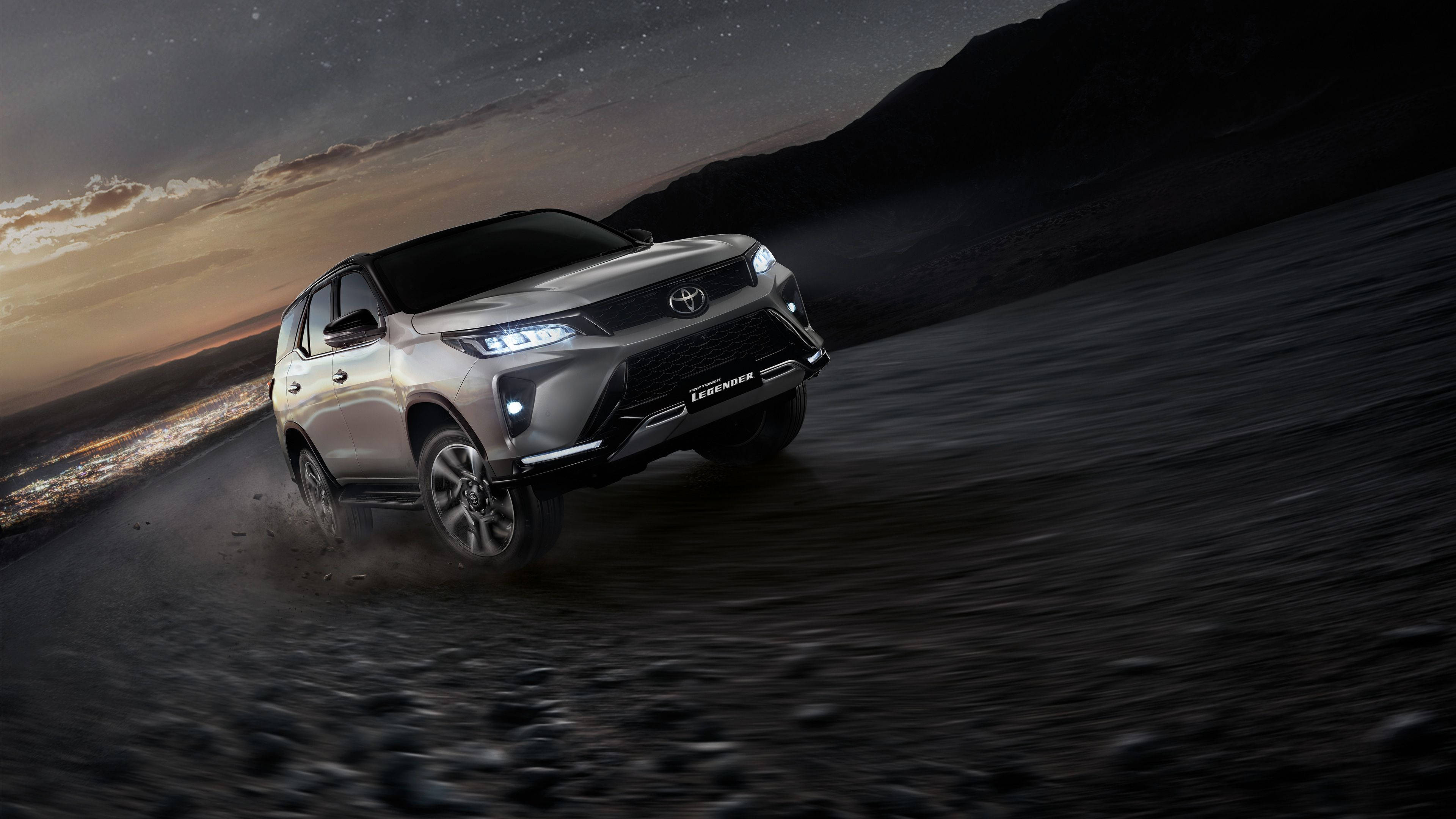 銀色金屬塗裝豐田 Fortuner Legender 動感馳騁 壁紙