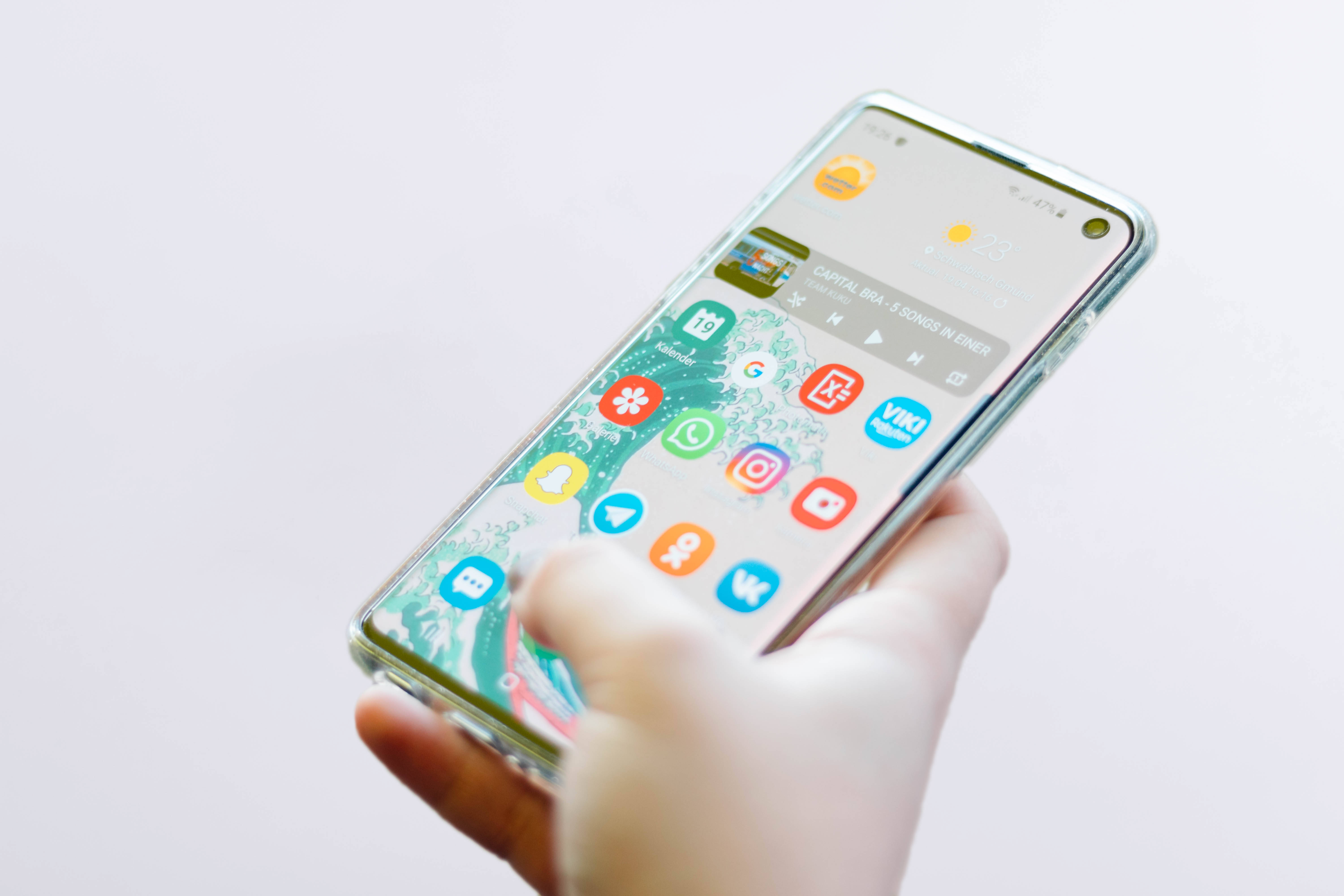 明亮環境下的時尚三星Galaxy S10 壁紙