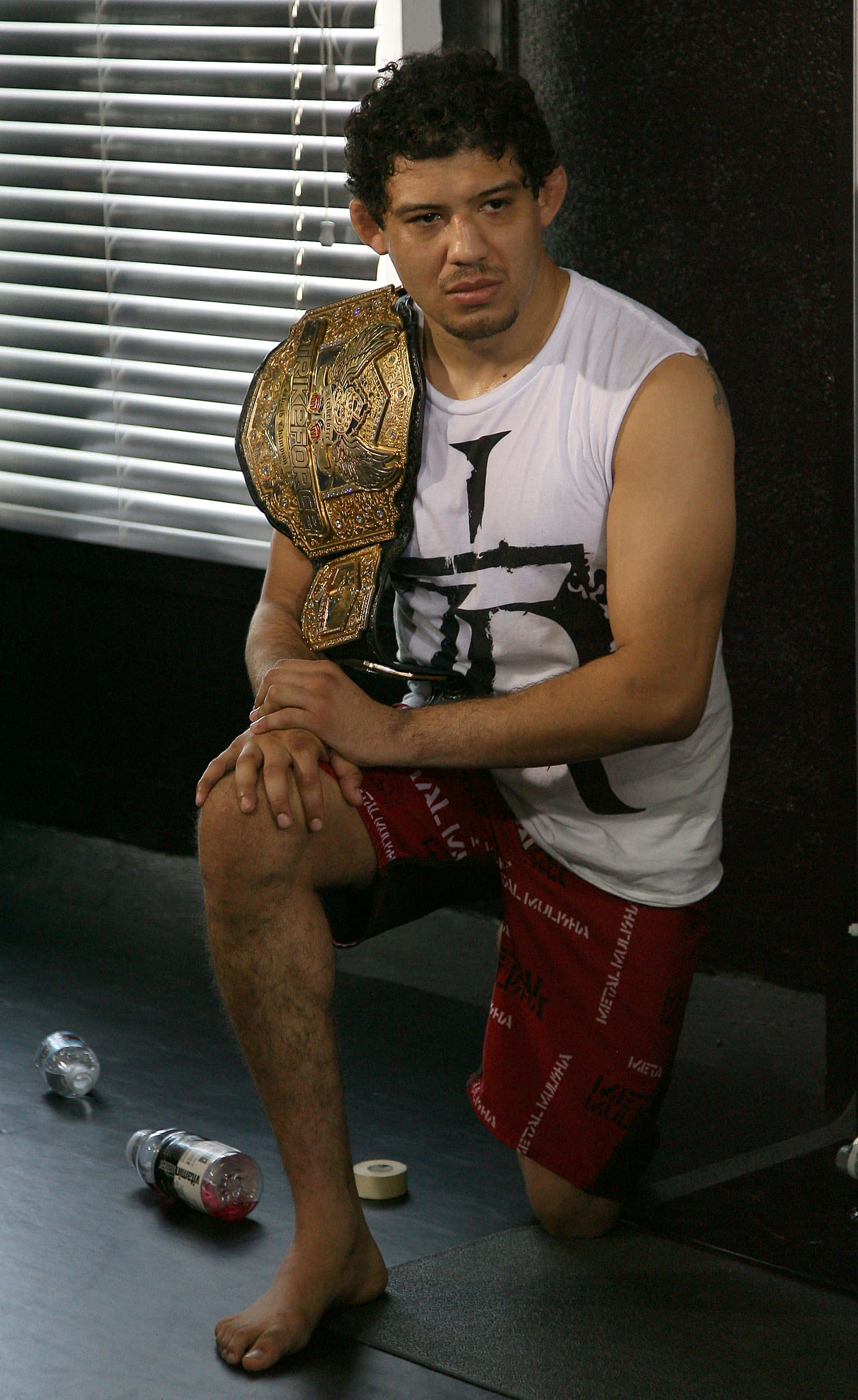 Gilbert Melendez Strikeforce 輕量級冠軍跪地 壁紙