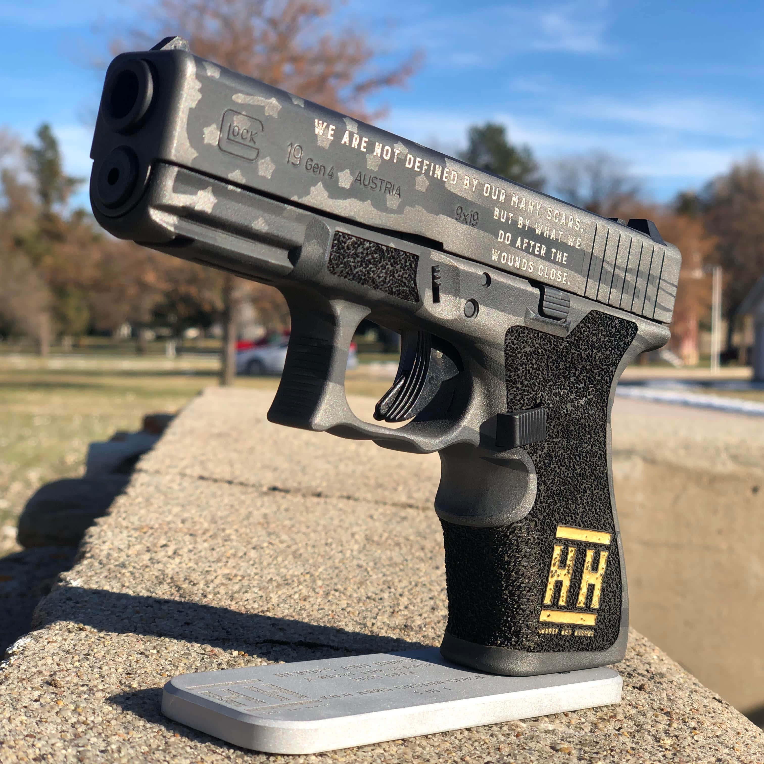 混凝土牆上的Glock 17 壁紙