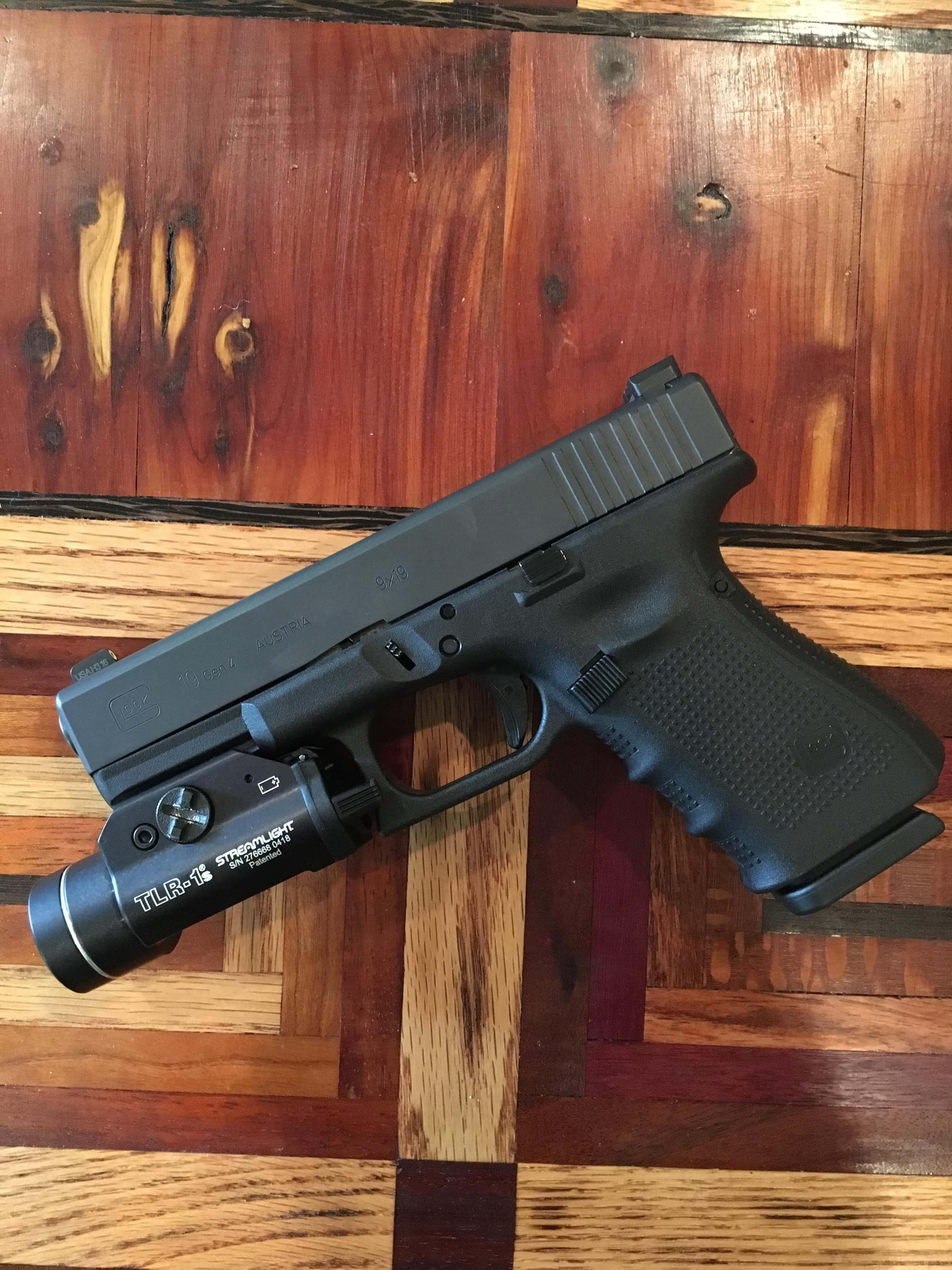 這把 Glock 19 已準備就緒。 壁紙