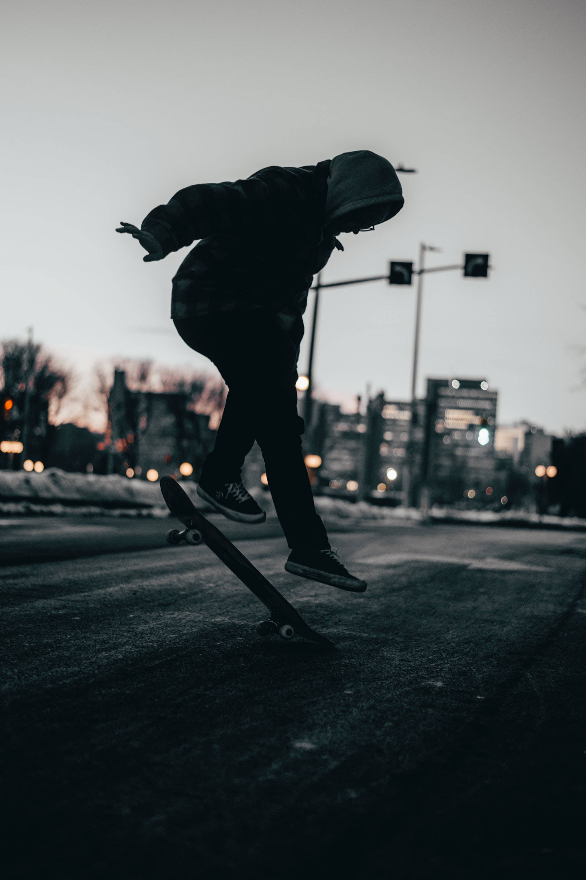 滑板少年做 heel flip 壁紙