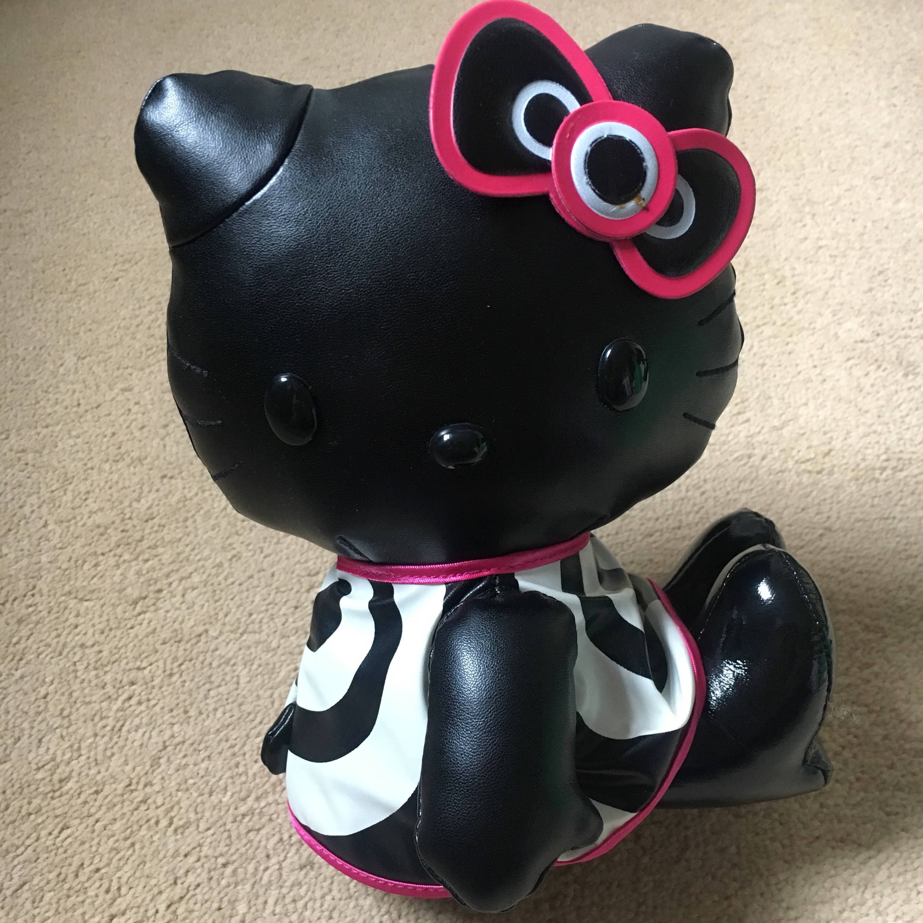 黑色Hello Kitty萬聖節玩具 壁紙