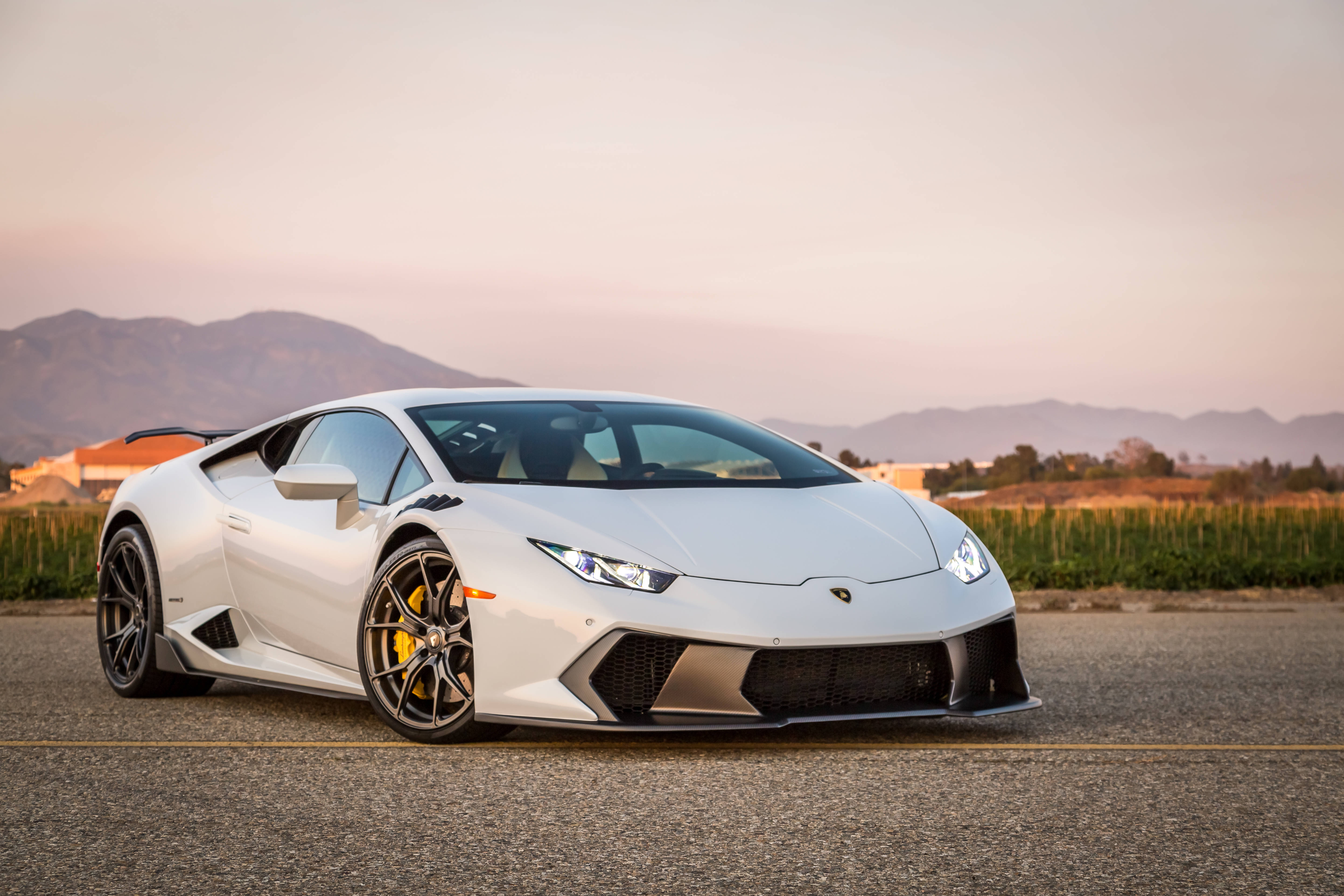 日落時分的白色藍寶堅尼 Huracan 氣勢非凡 壁紙