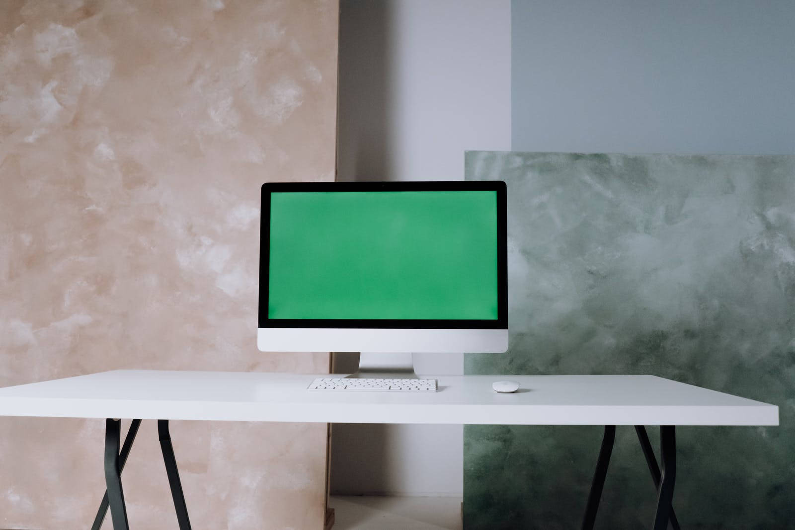 办公室中的绿幕iMac 壁紙