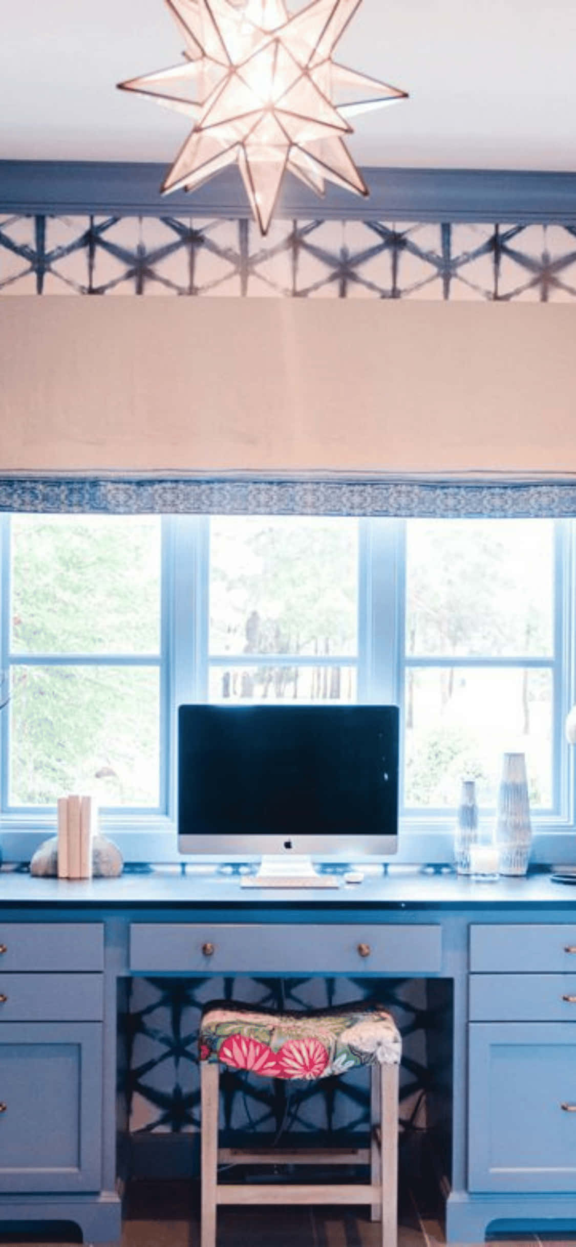 藍色桌上的 iMac iPhone X 辦公室背景 壁紙