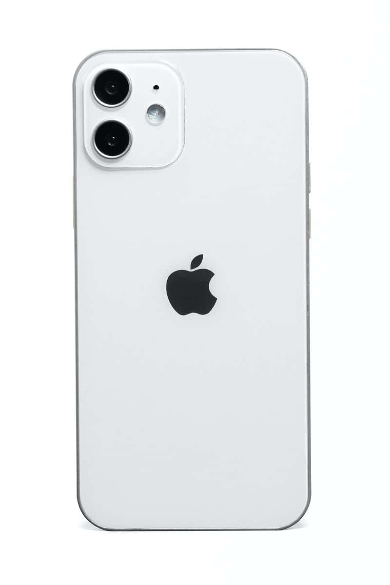 iPhone 12 螢幕上壯麗深藍海洋與戲劇性海景 壁紙