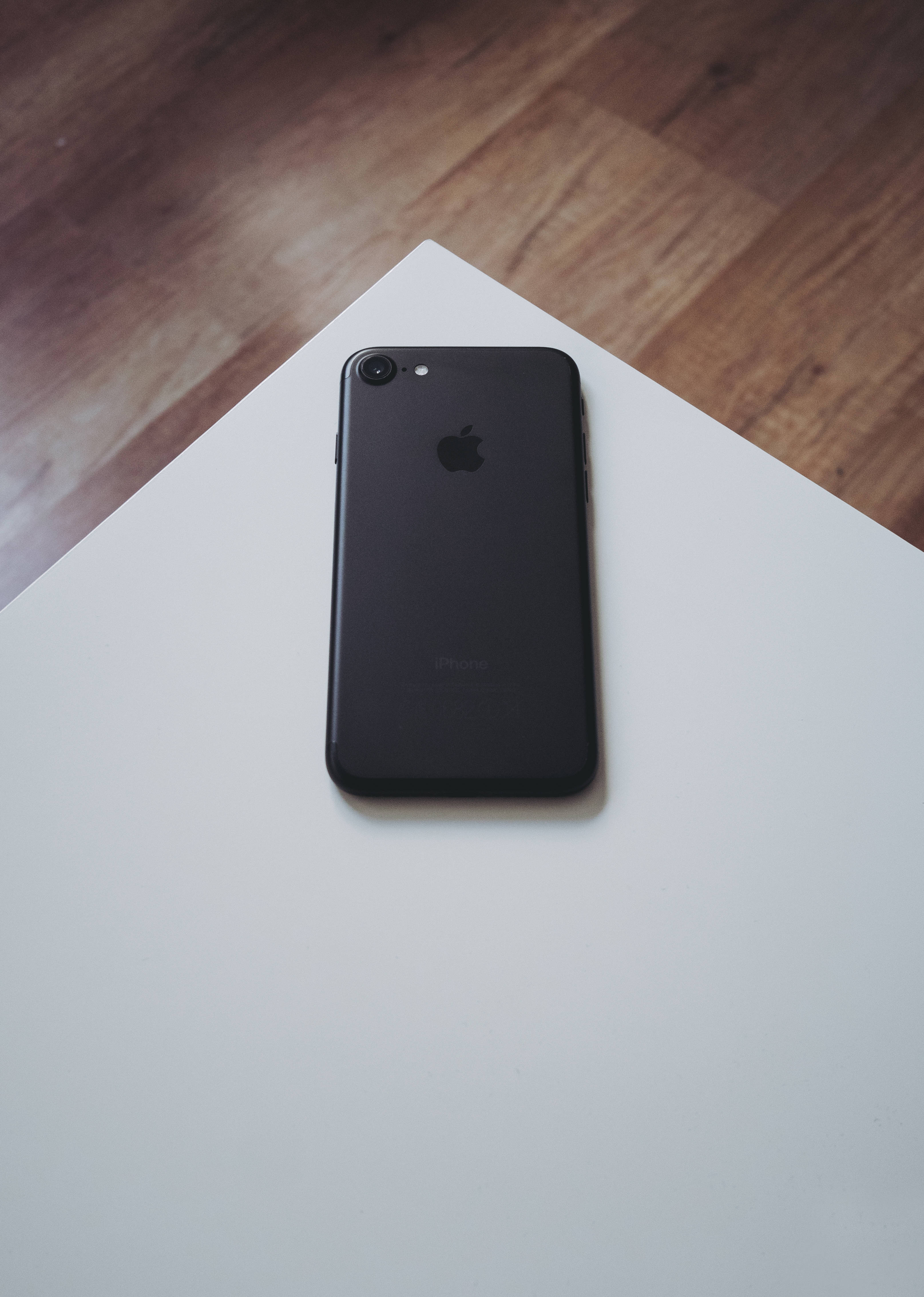 iPhone 8 白色表面 壁紙