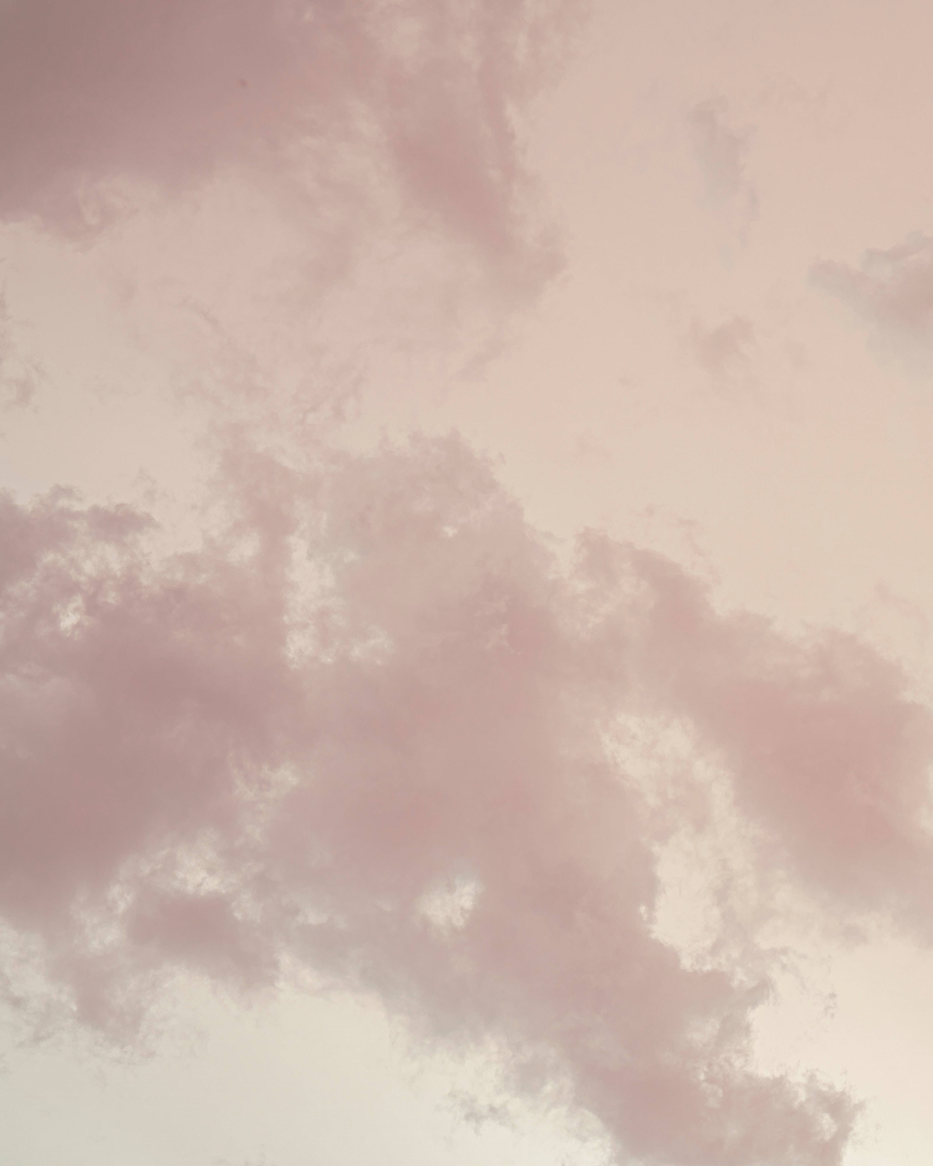 iPhone螢幕上的寧靜雲景 壁紙