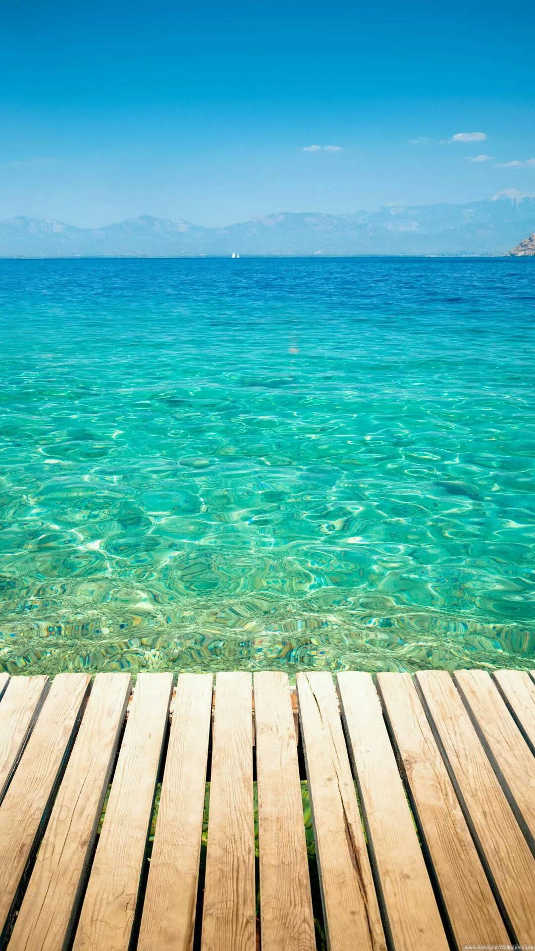 從木板路看海景 iPhone 壁紙