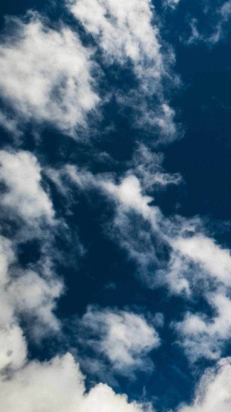 從 iPhone 高處俯瞰多雲的天空 壁紙