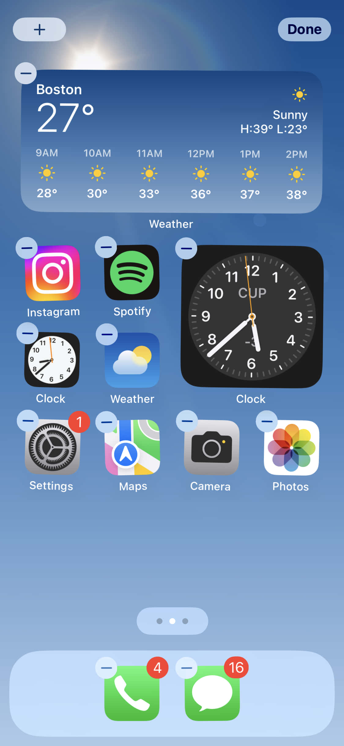 iPhone 螢幕截圖，顯示時鐘與其他圖示 壁紙