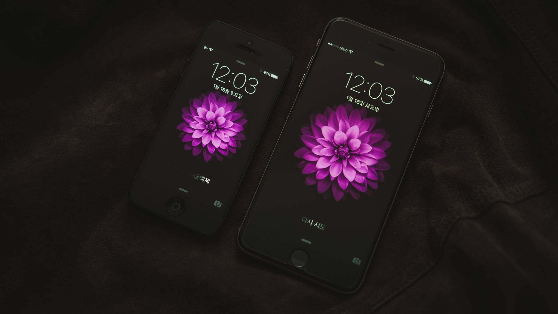 迷人iPhone於辦公桌上 壁紙