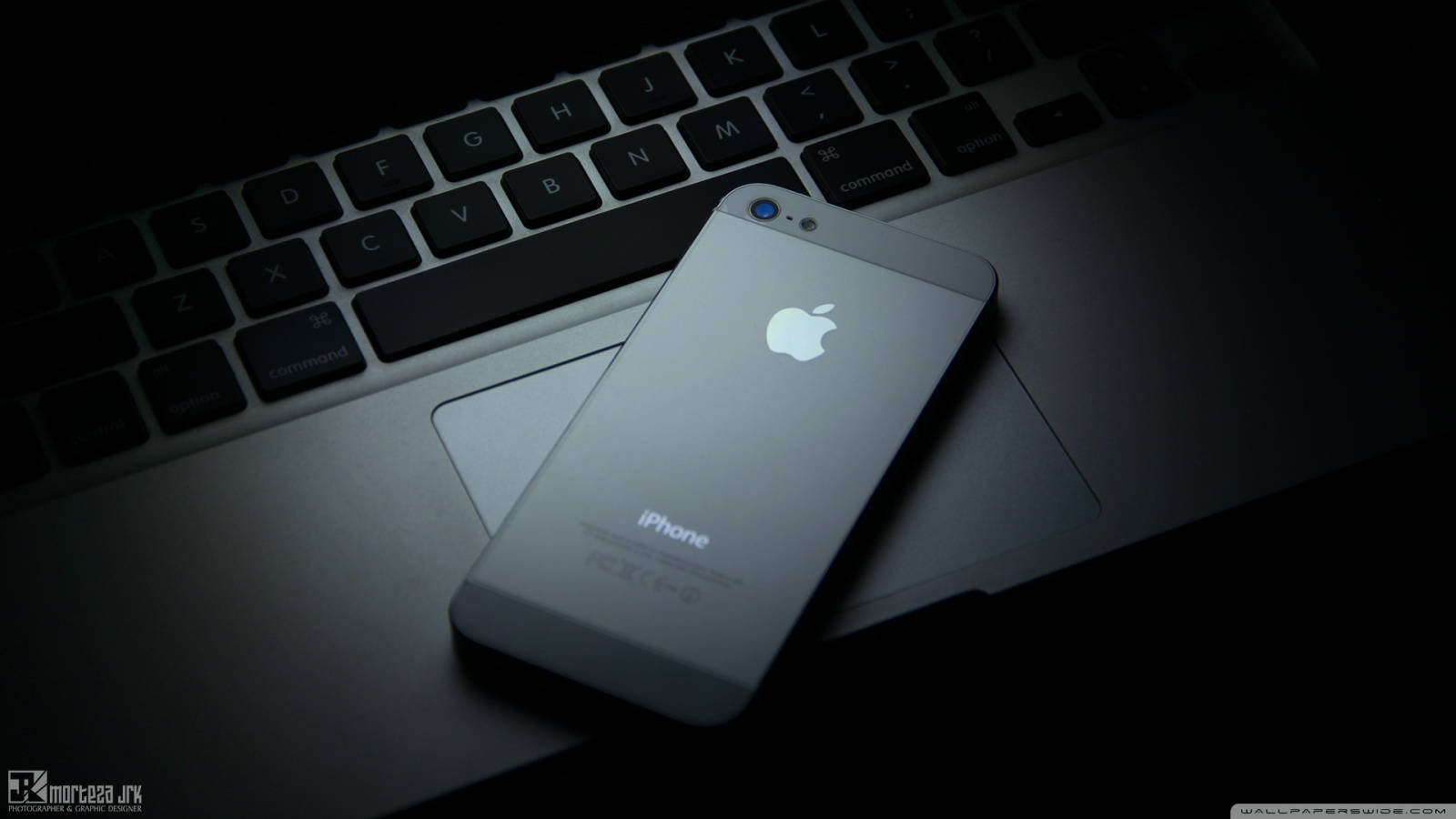 迷人蘋果iPhone置於木桌上 壁紙