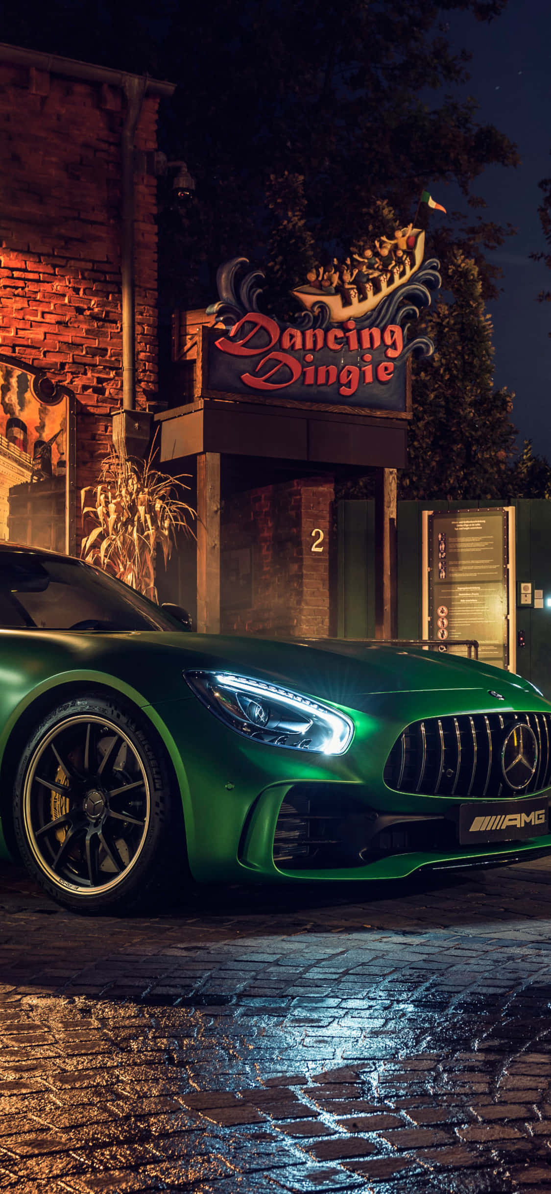iPhone X AMG GT-R 背景与绿色AMG GT 壁紙