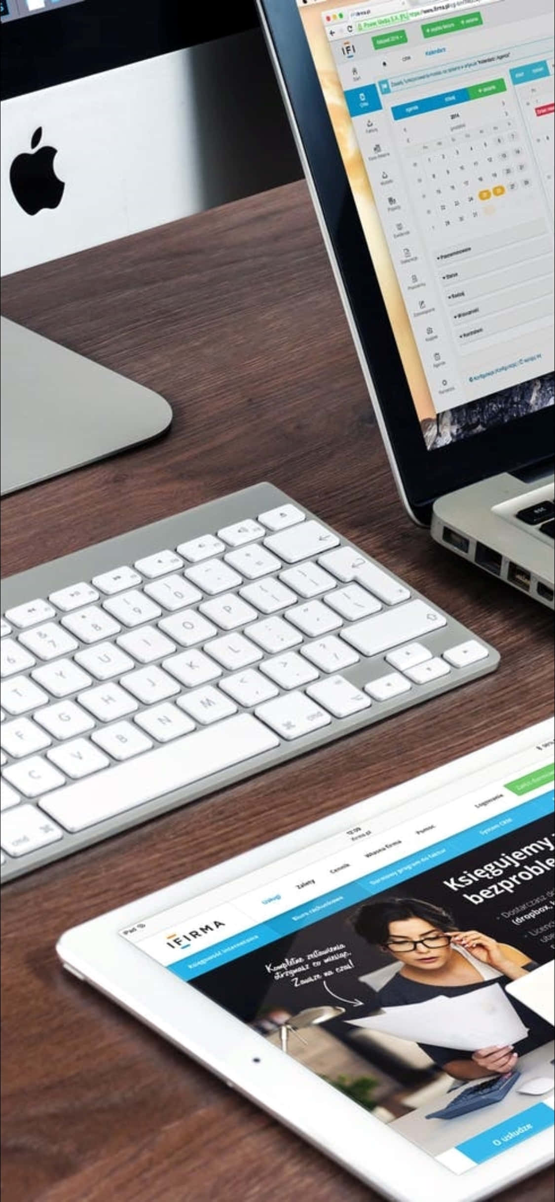 iPhone X 桌面背景：筆記型電腦與鍵盤 壁紙