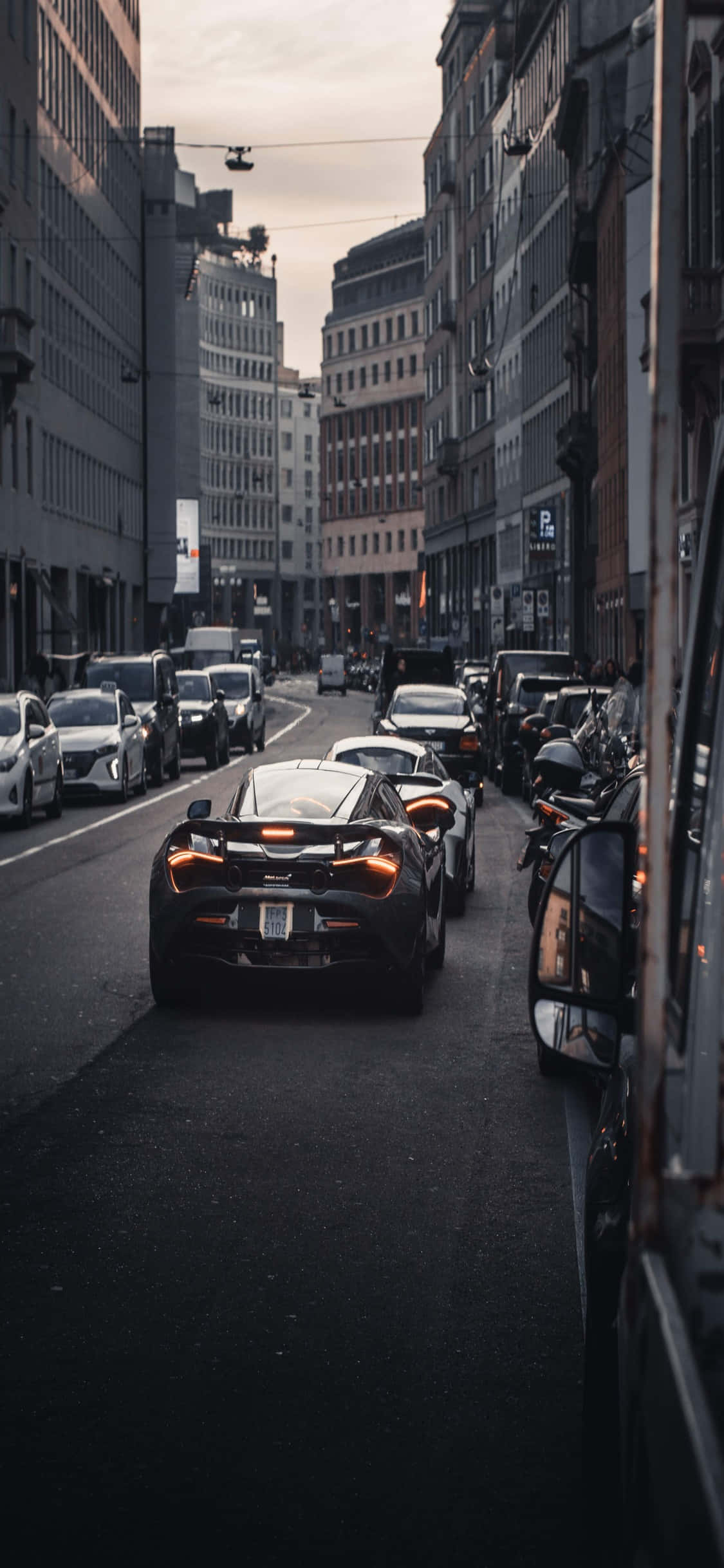 iPhone X 麥拉倫720s 城市景觀背景 壁紙
