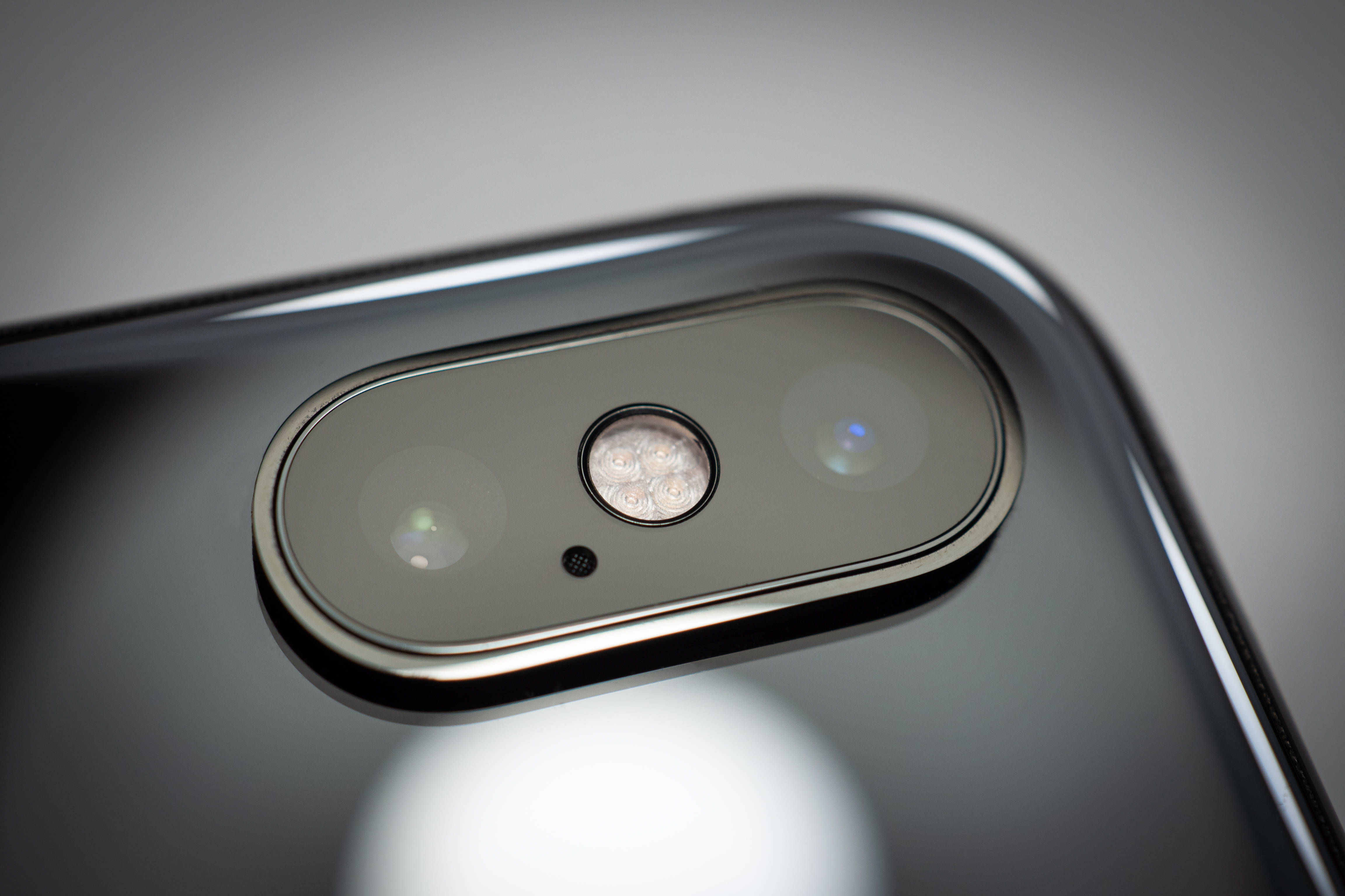 水中优雅的iPhone Xs视图 壁紙