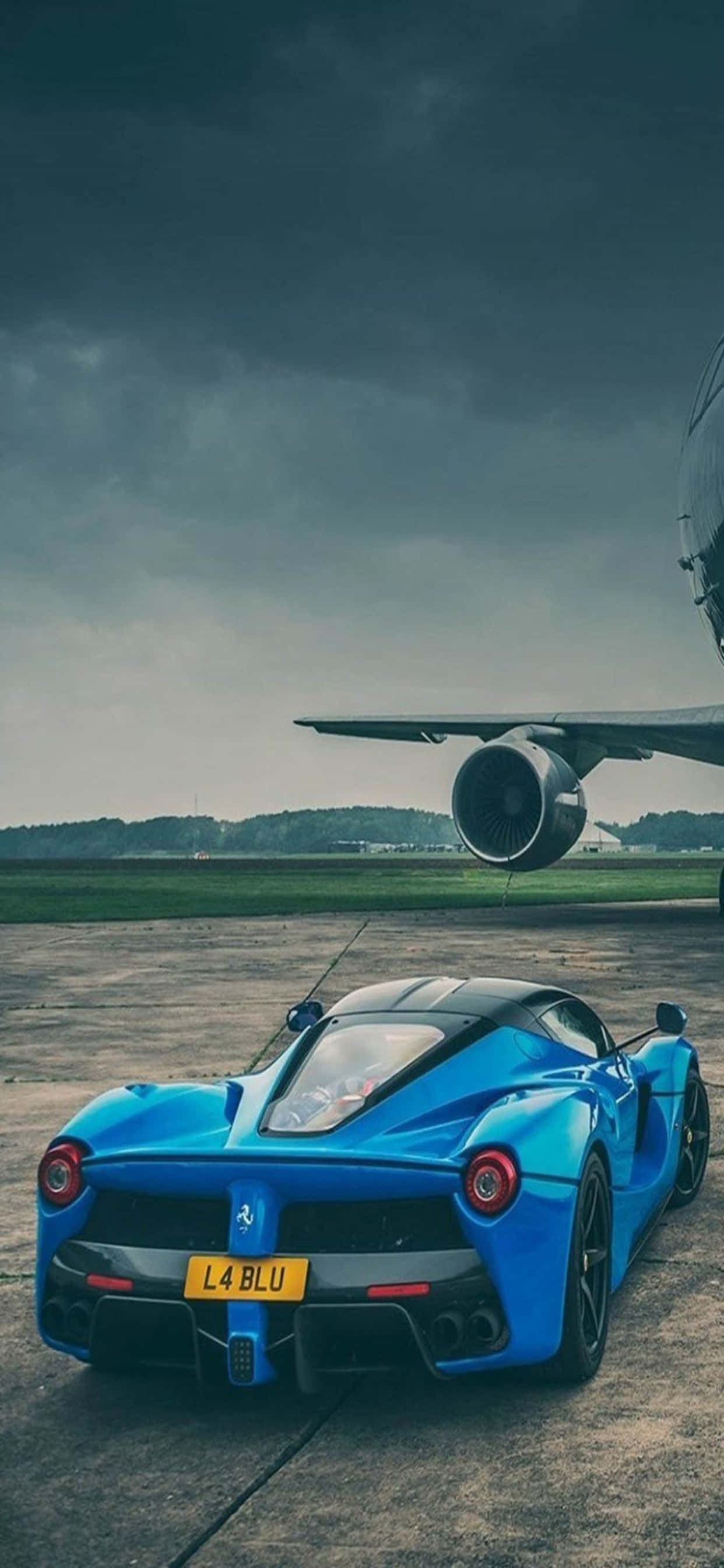 iPhone Xs Max 法拉利背景 光泽蓝 LaFerrari 在机场 壁紙