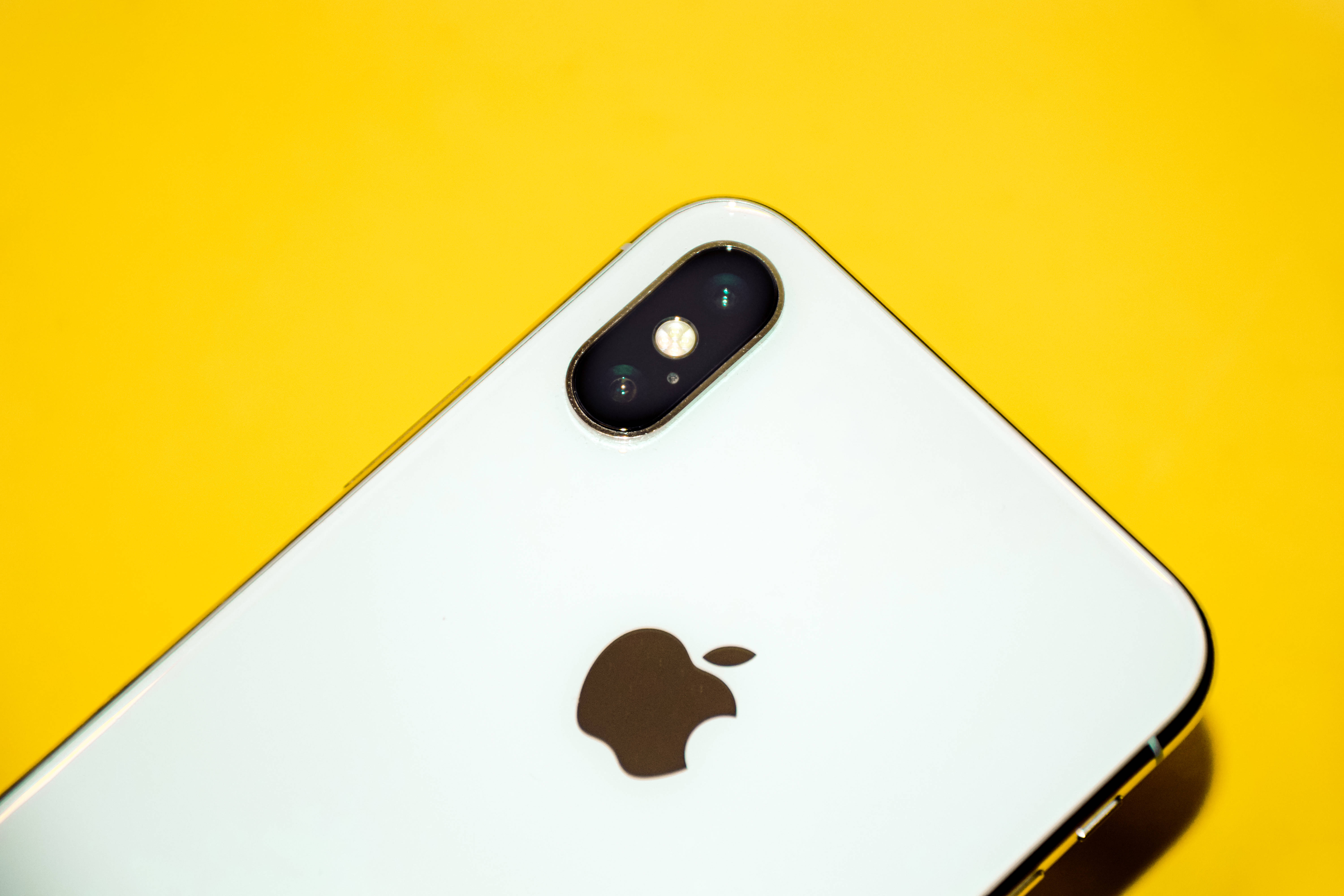 iPhone Xs Max 黃色背景 壁紙