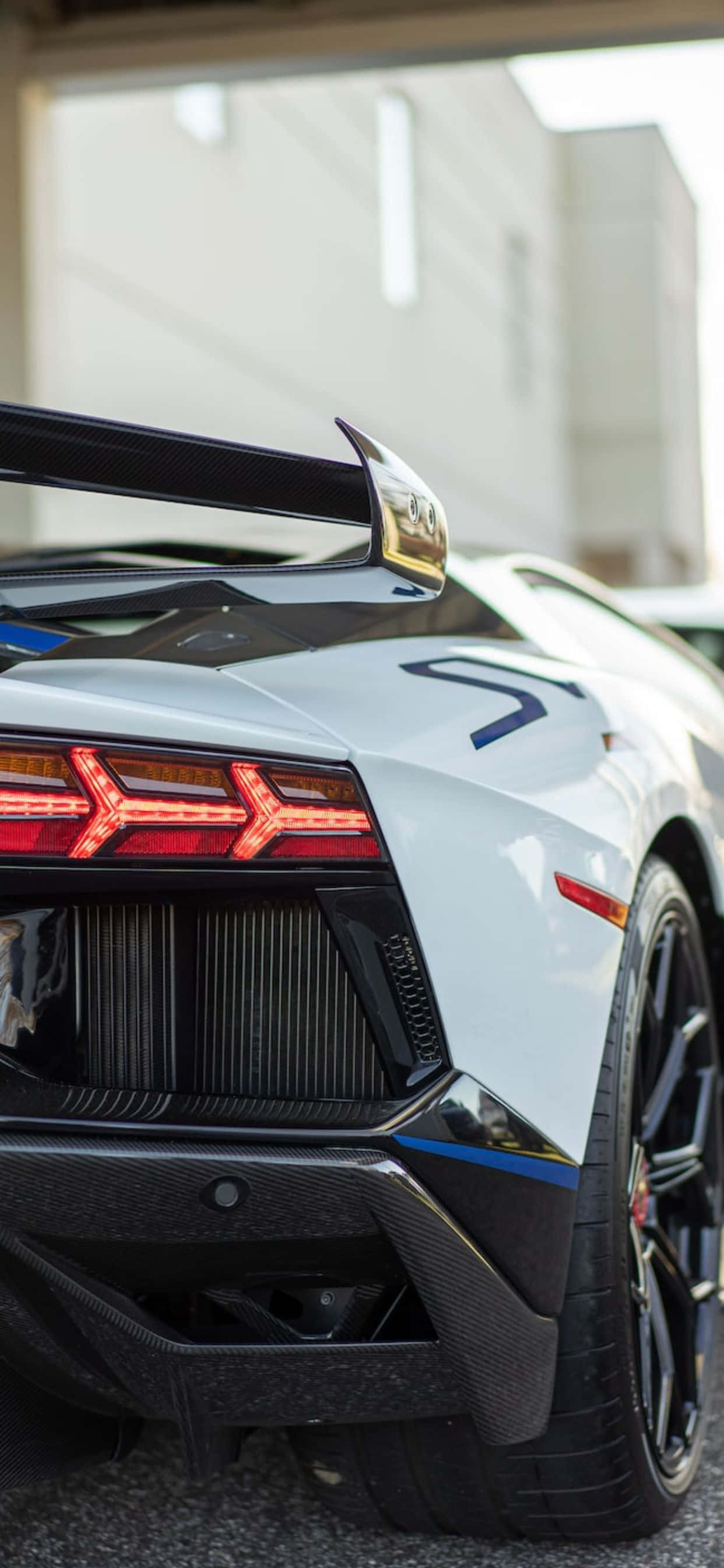 iPhone XS Max白色Lamborghini後方背景 壁紙